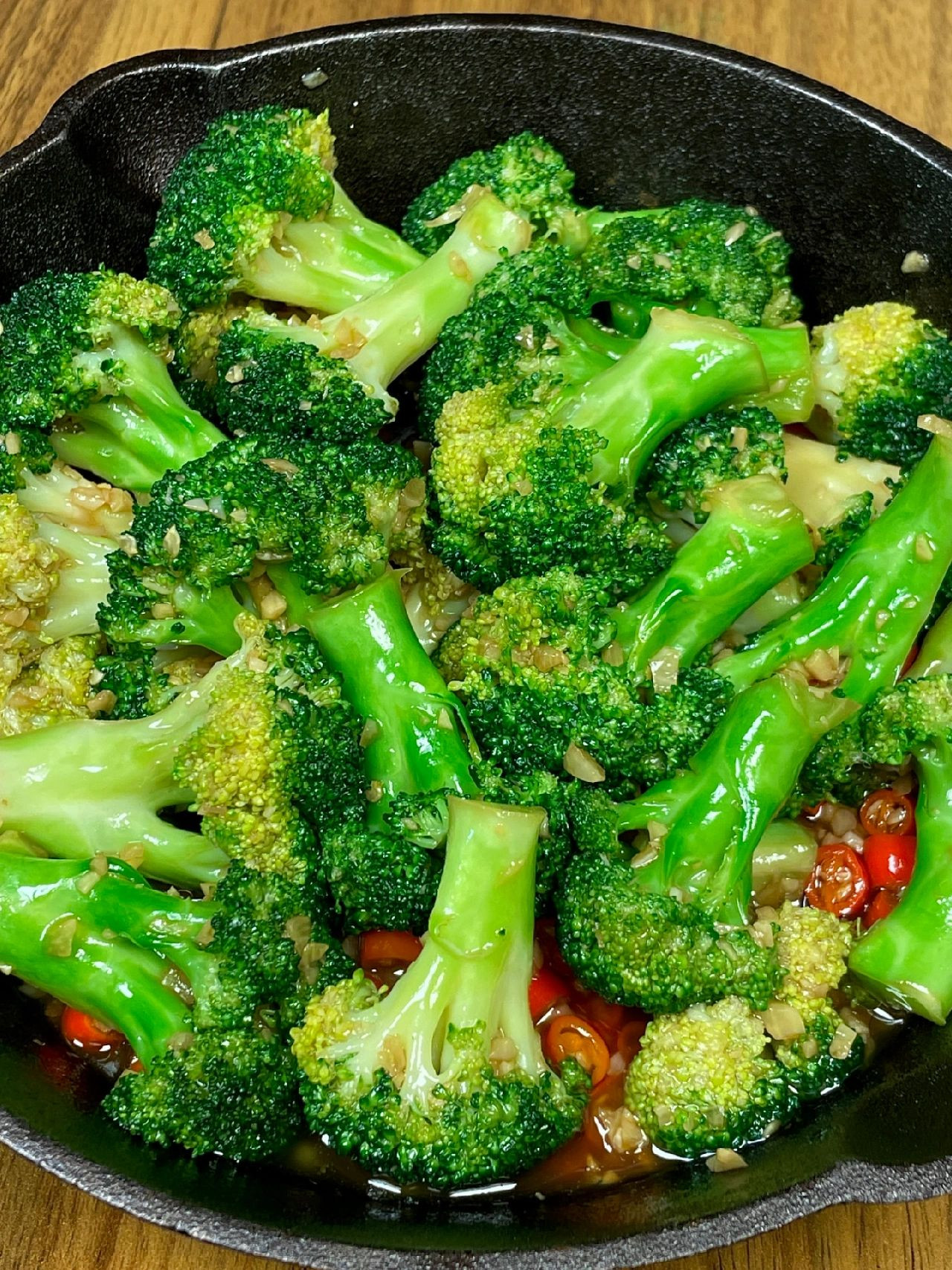 Cách làm bông cải xanh xào tỏi ớt cực ngon, giòn ngọt đậm đà