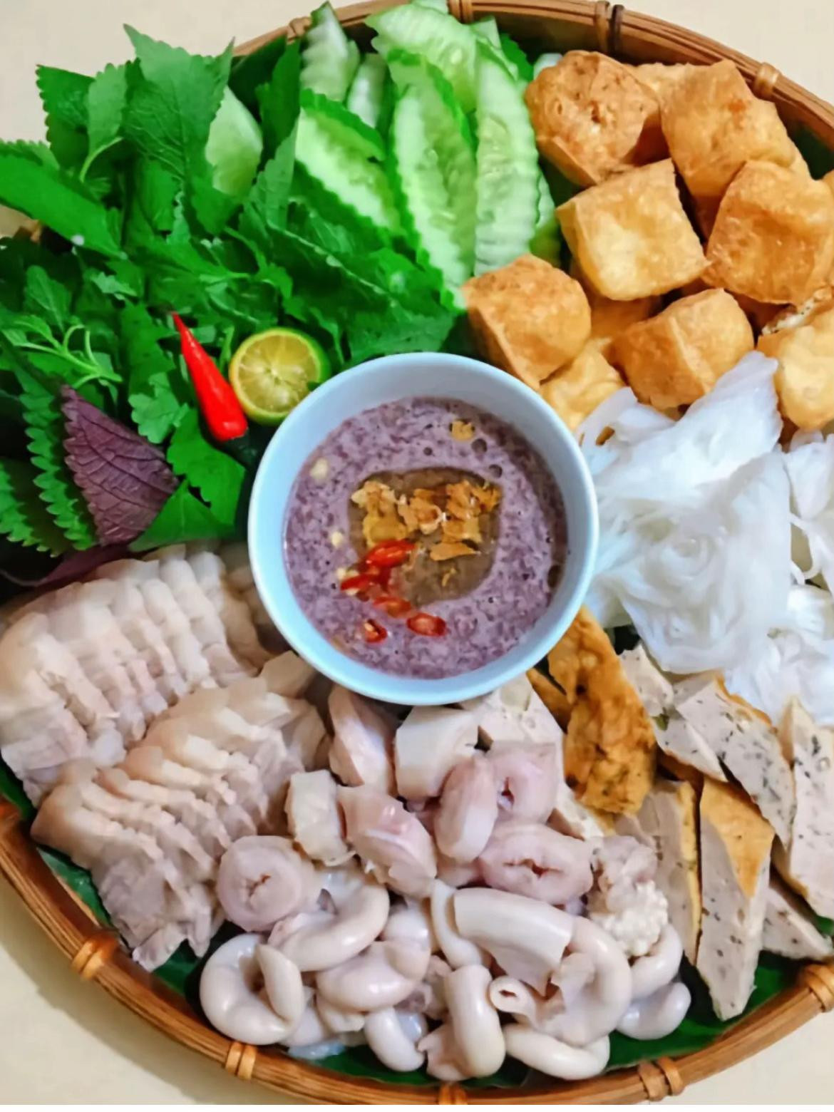 Cách làm Bún Đậu Mắm Tôm: Thịt ba chỉ, dồi trường, đậu hũ chiên và rau thơm