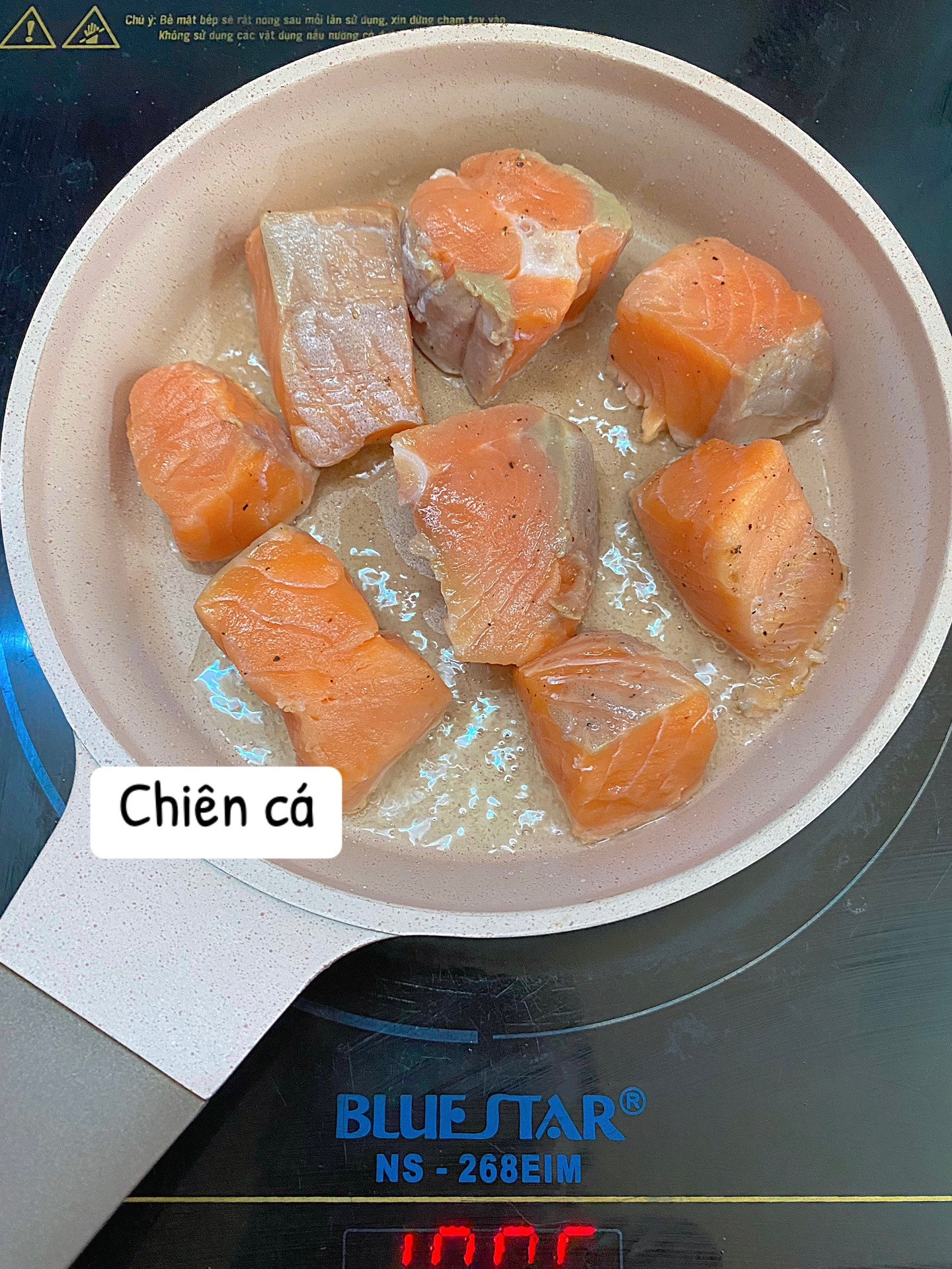 Cách làm cá hồi chiên bơ tỏi thơm ngon, vàng ruộm