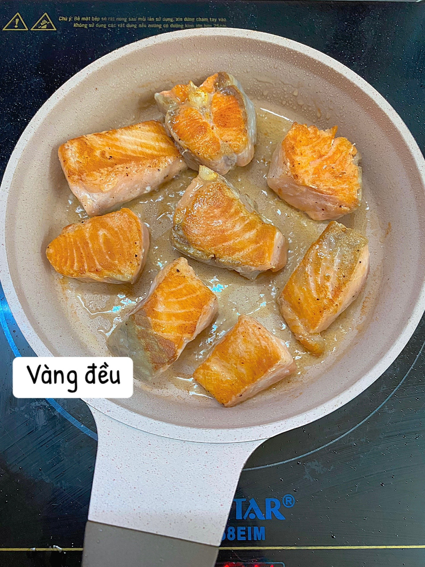 Cách làm cá hồi chiên bơ tỏi thơm ngon, vàng ruộm