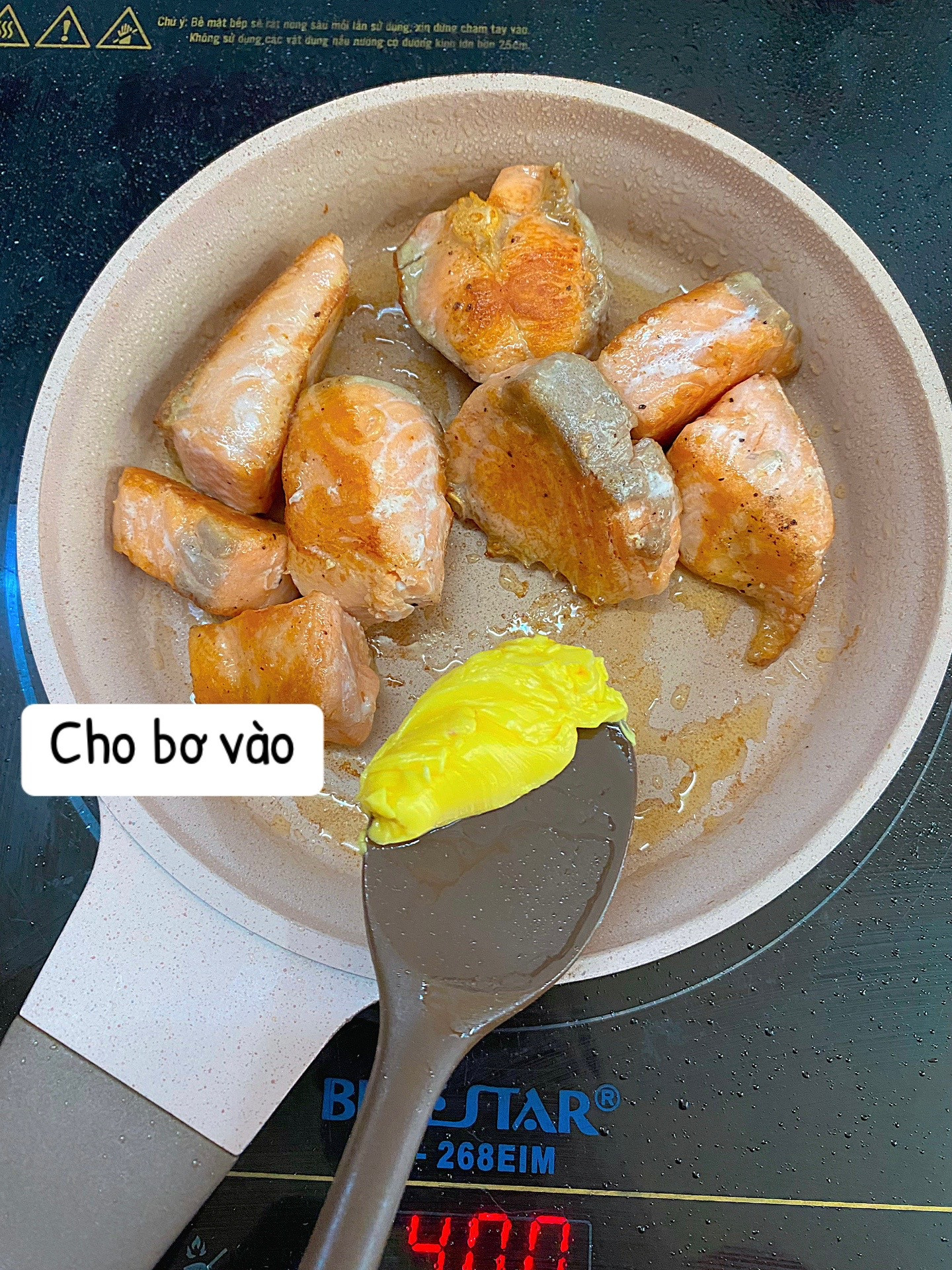 Cách làm cá hồi chiên bơ tỏi thơm ngon, vàng ruộm