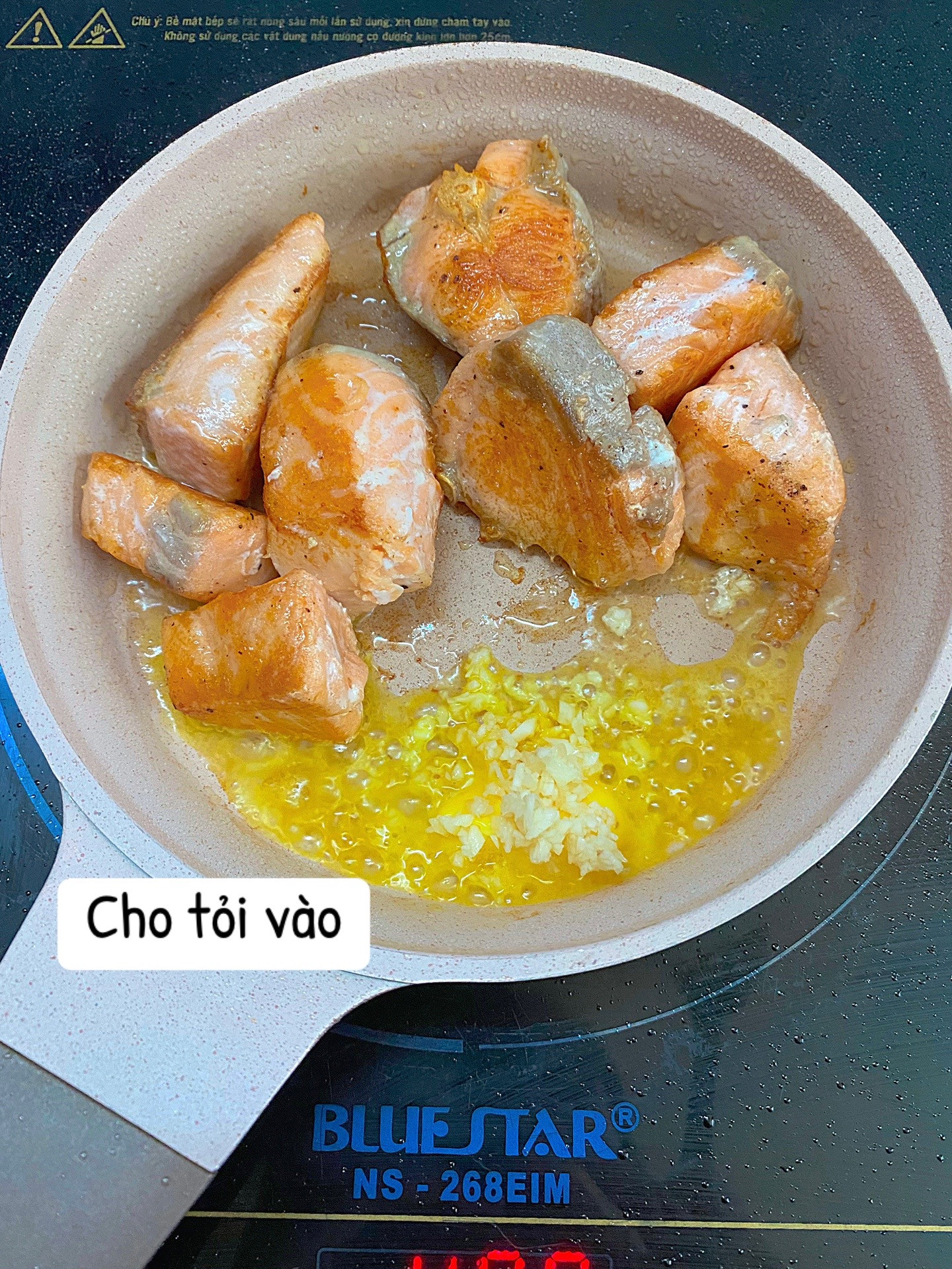 Cách làm cá hồi chiên bơ tỏi thơm ngon, vàng ruộm