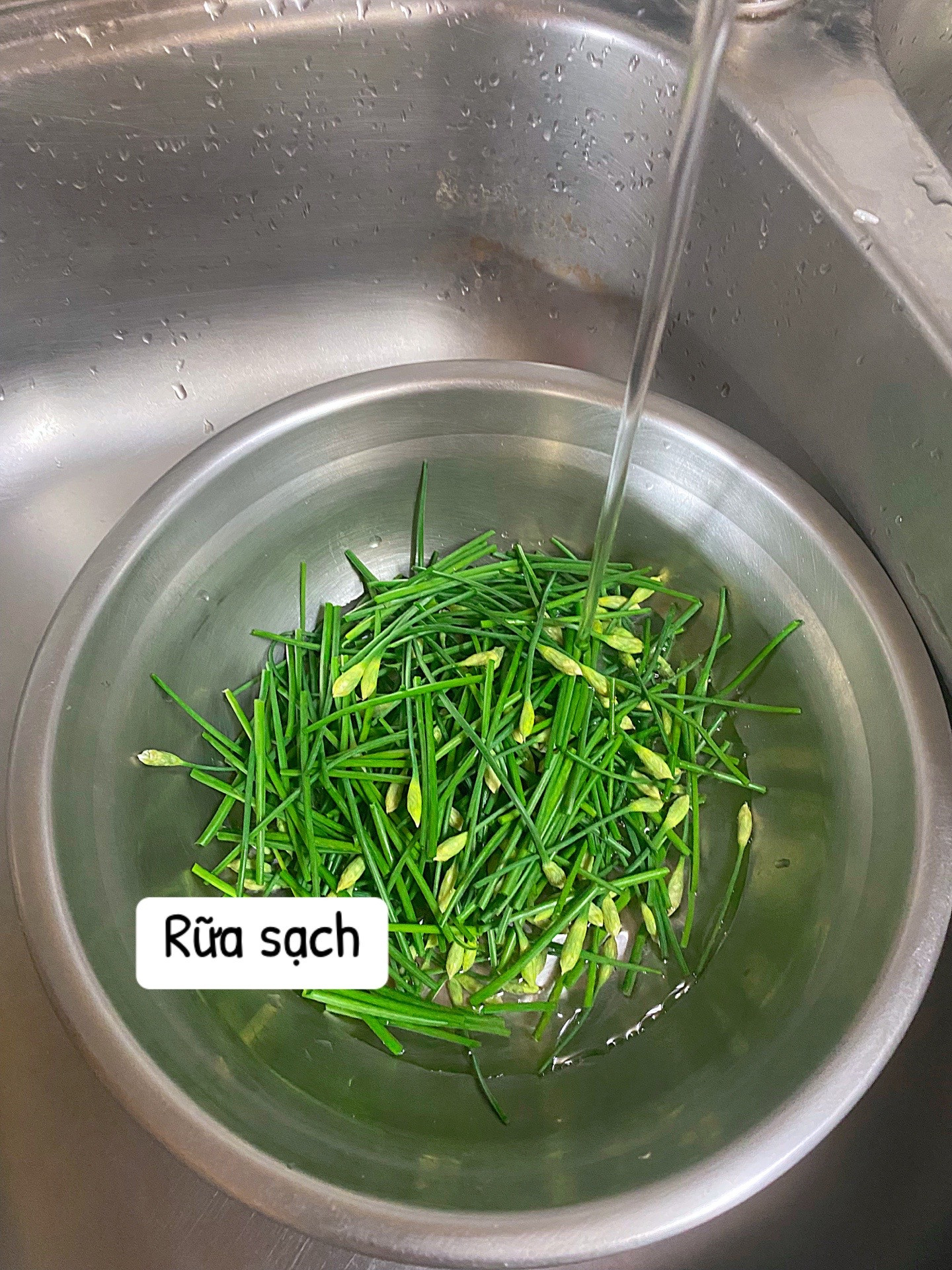 Cách làm cá hồi chiên bơ tỏi thơm ngon, vàng ruộm