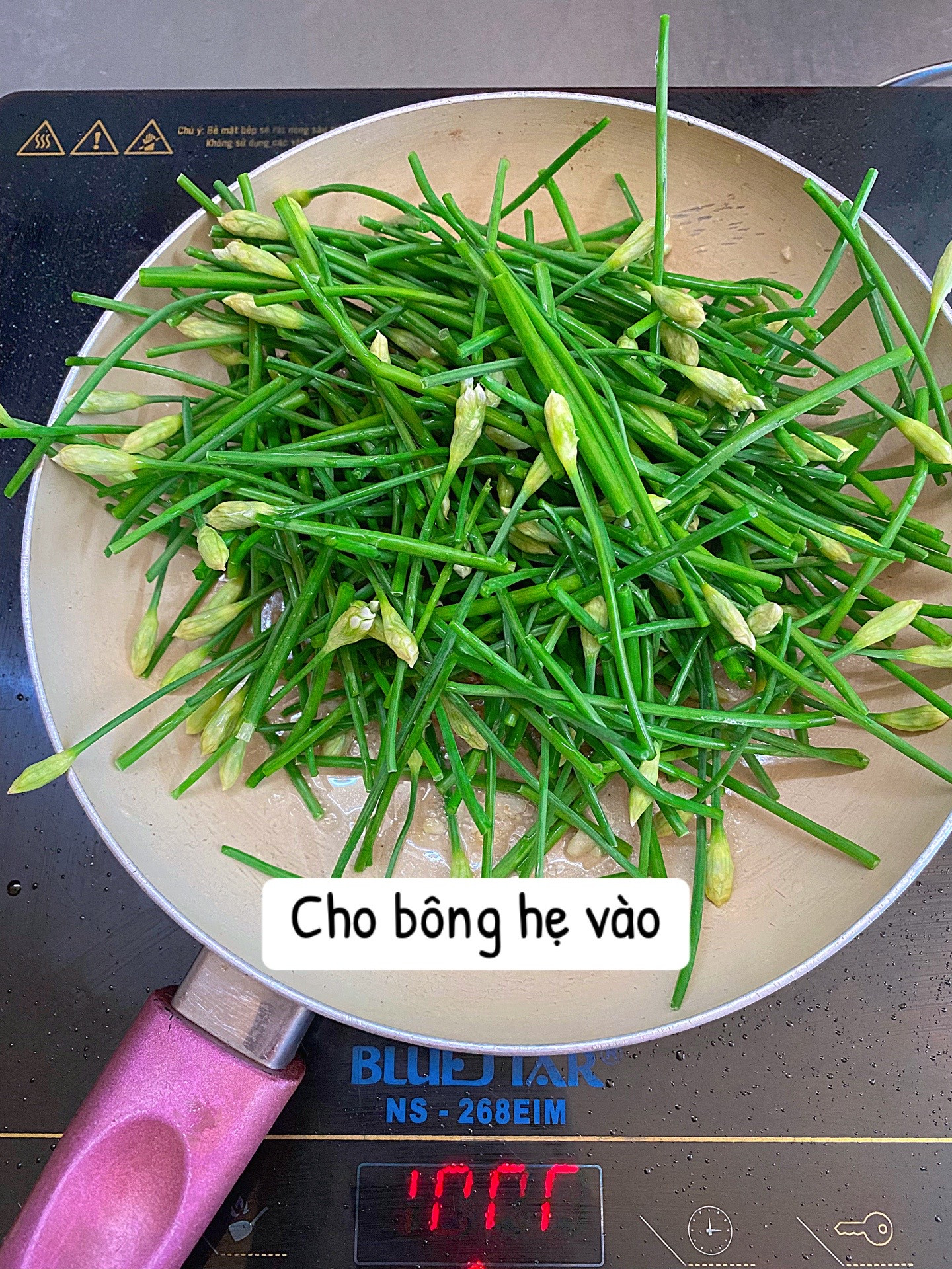 Cách làm cá hồi chiên bơ tỏi thơm ngon, vàng ruộm