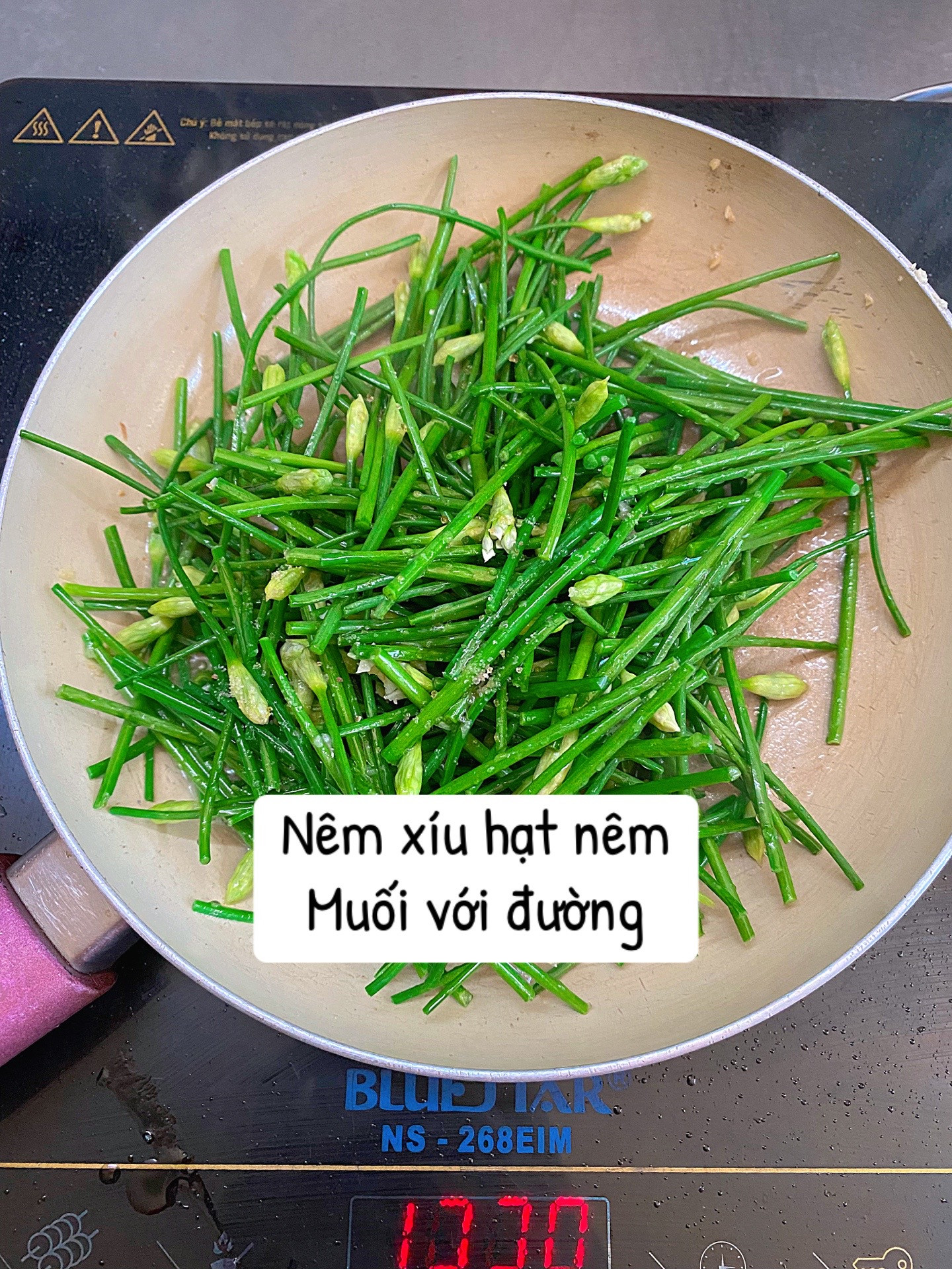 Cách làm cá hồi chiên bơ tỏi thơm ngon, vàng ruộm