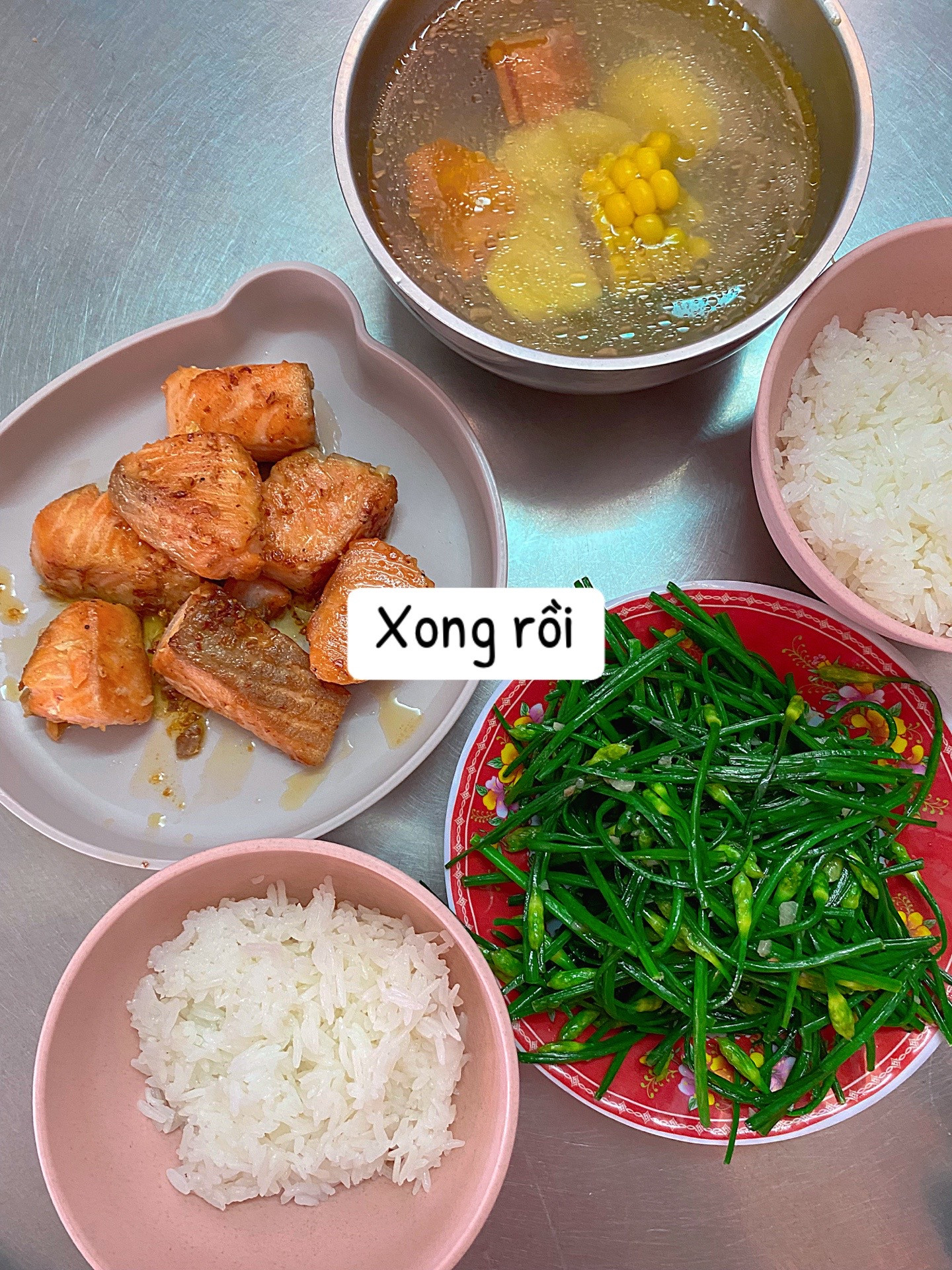 Cách làm cá hồi chiên bơ tỏi thơm ngon, vàng ruộm