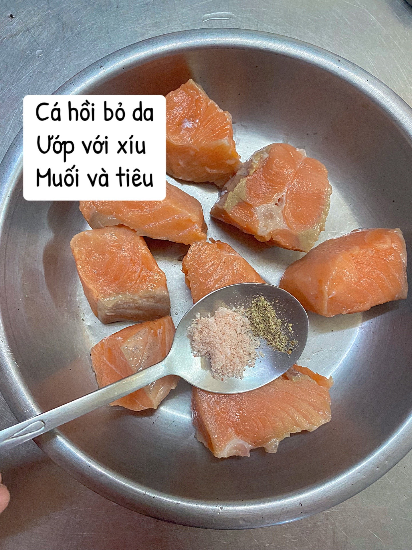 Cách làm cá hồi chiên bơ tỏi thơm ngon, vàng ruộm