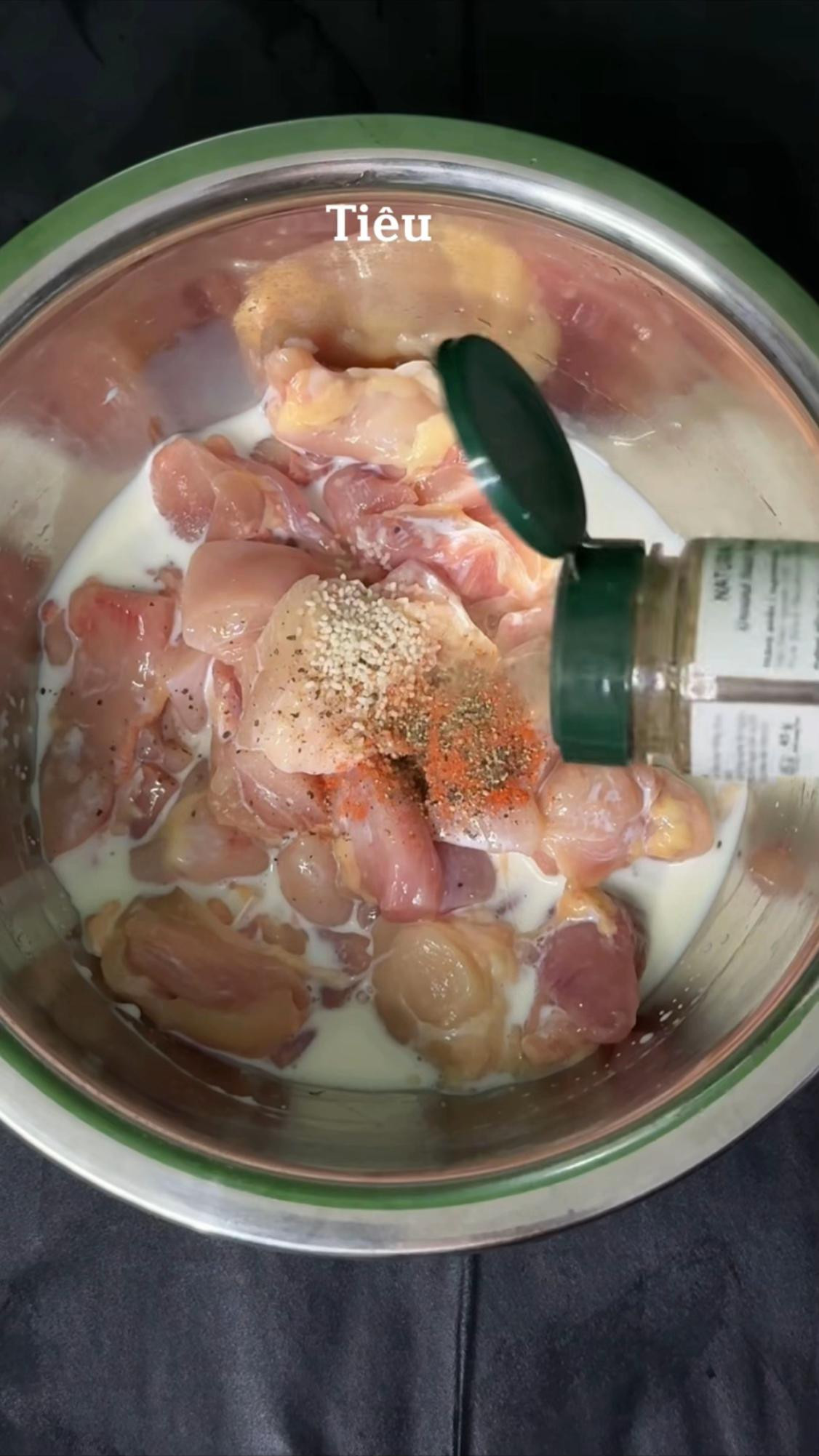 Cách làm gà rán giòn tan, thơm ngon với bí quyết ướp sữa tươi không đường