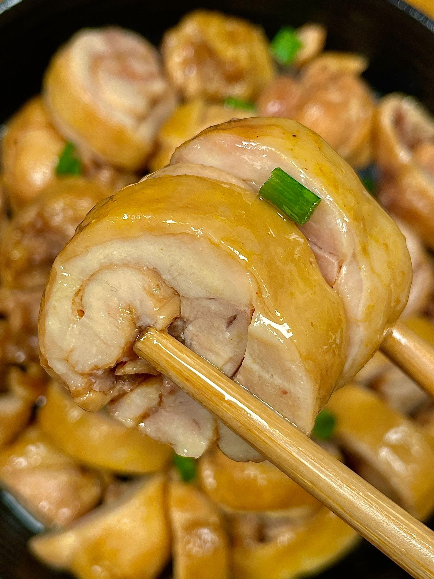 Cách làm gà rút xương cuộn hấp sốt nước tương, tỏi ớt và hành lá