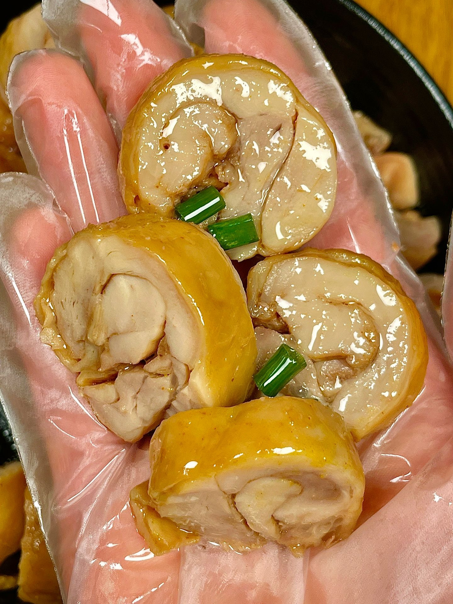 Cách làm gà rút xương cuộn hấp sốt nước tương, tỏi ớt và hành lá