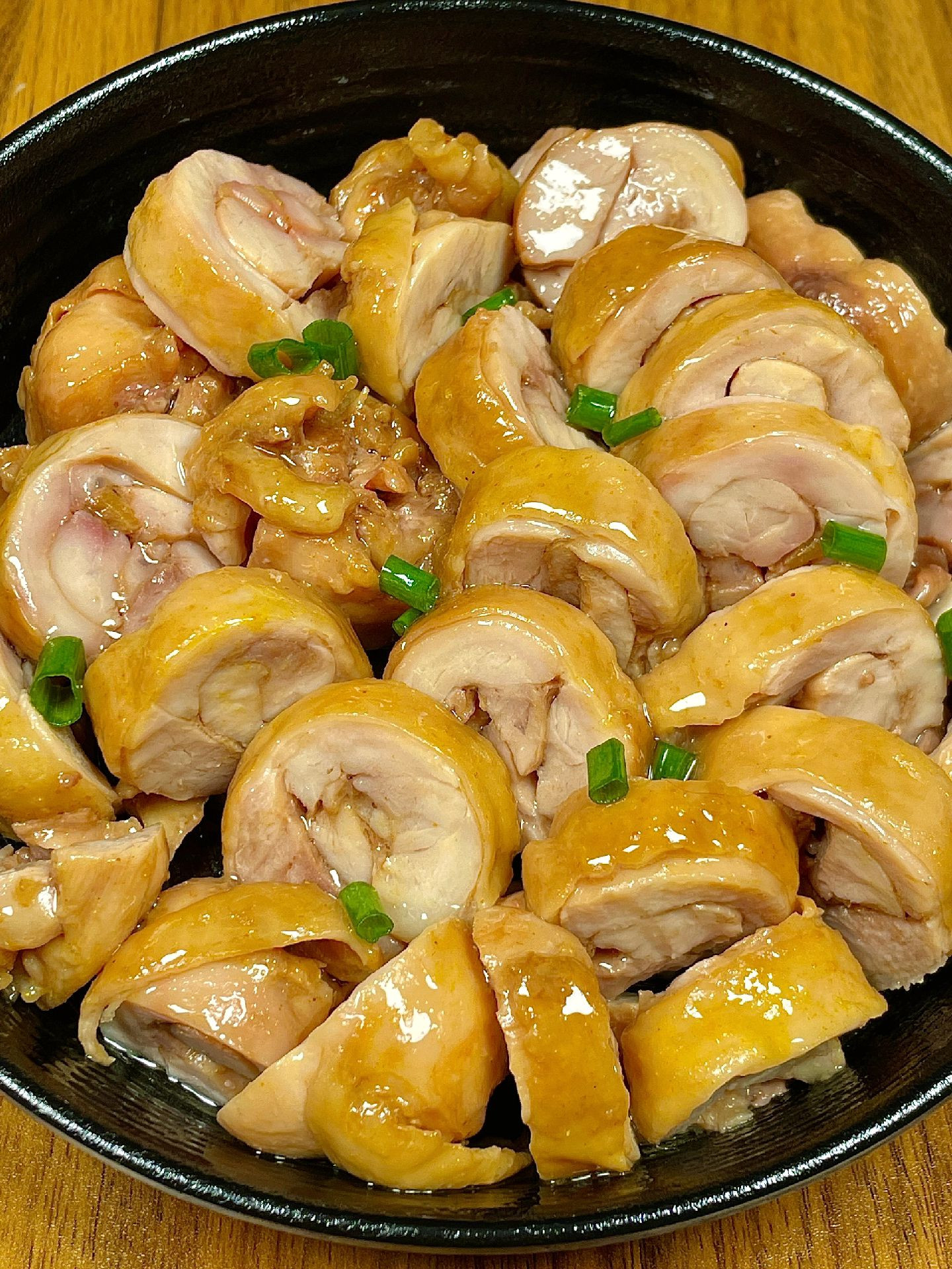 Cách làm gà rút xương cuộn hấp sốt nước tương, tỏi ớt và hành lá