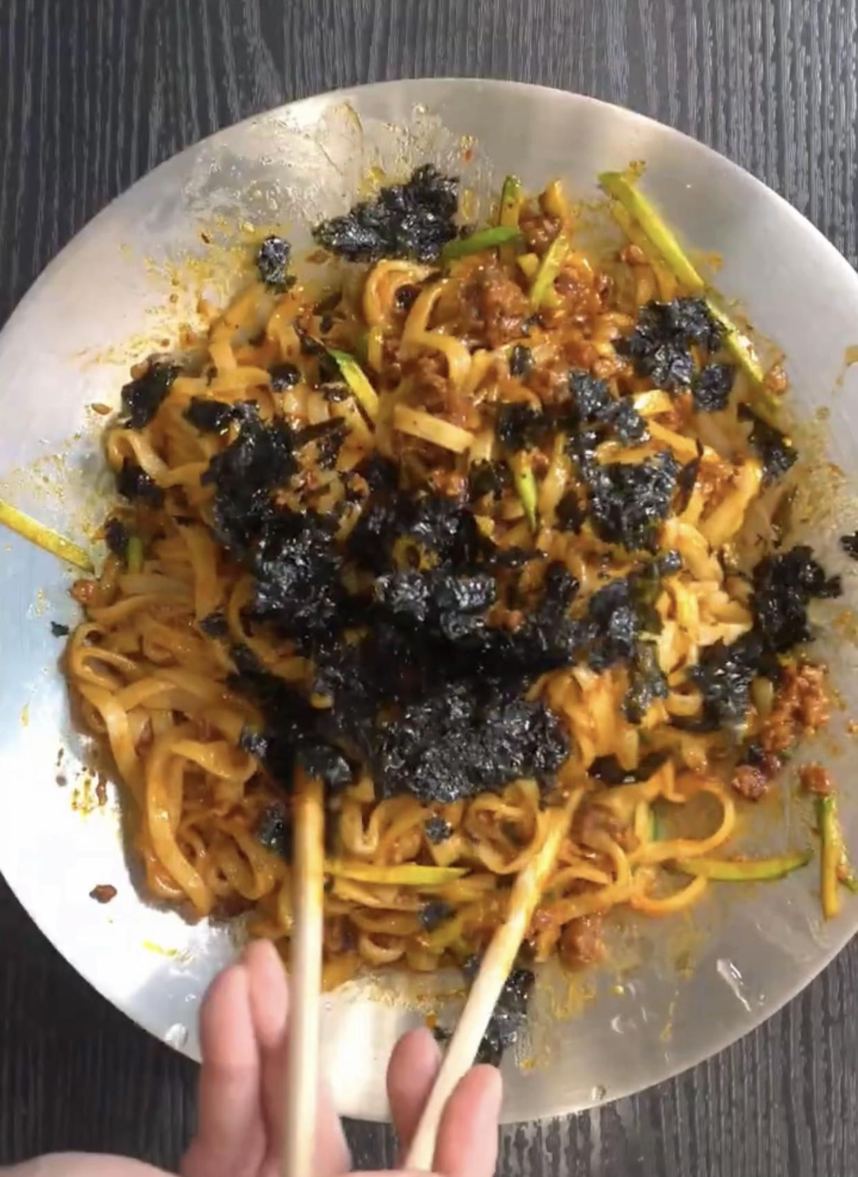 Cách làm mì bò xào sốt cay với bí xanh bào sợi, hành tây và rong biển giòn