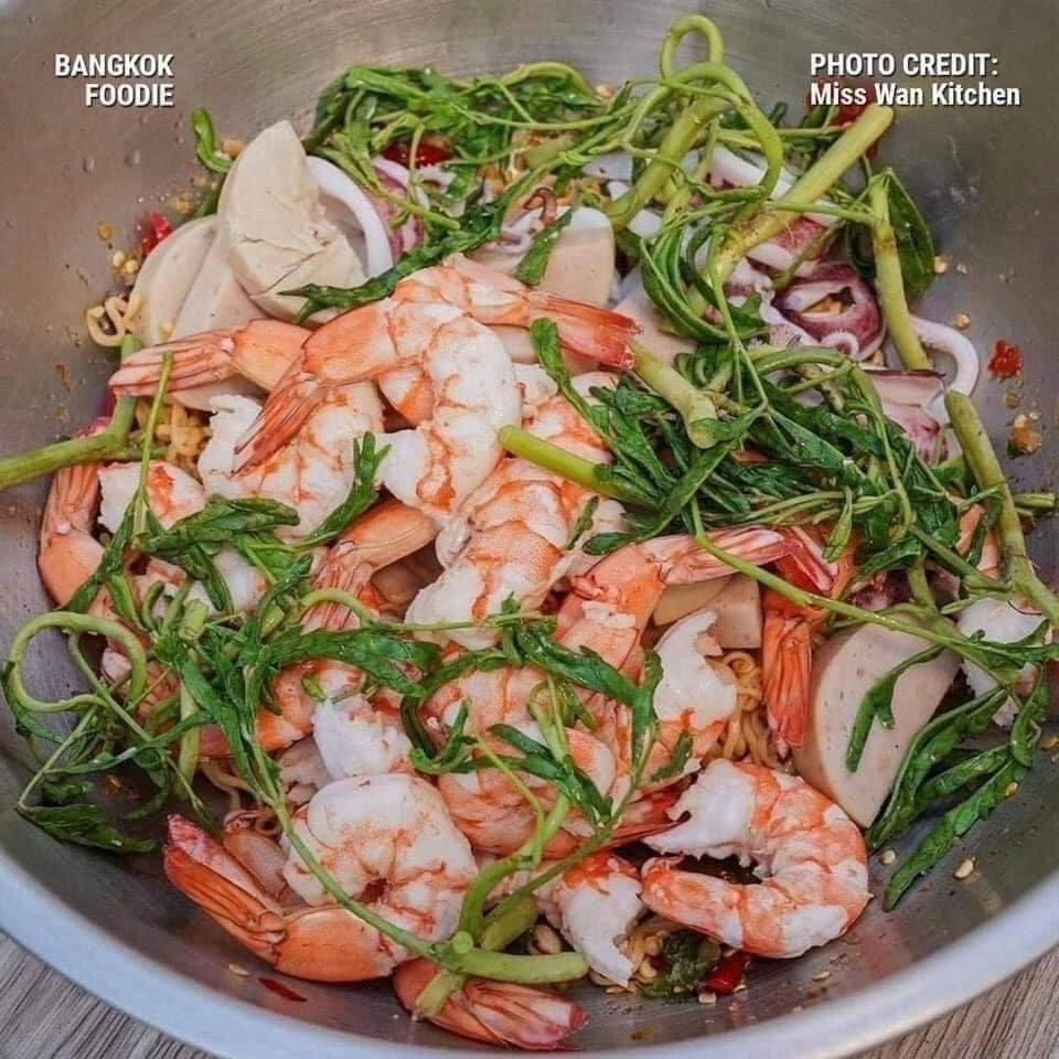 Cách làm Mì trộn kiểu thái hải sản