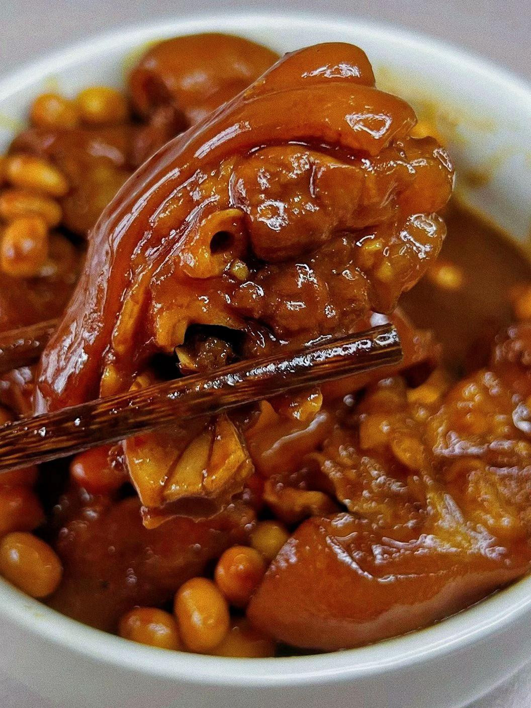 Cách làm món chân giò hầm đậu nành ngon tuyệt, mềm tan và đậm đà hương vị