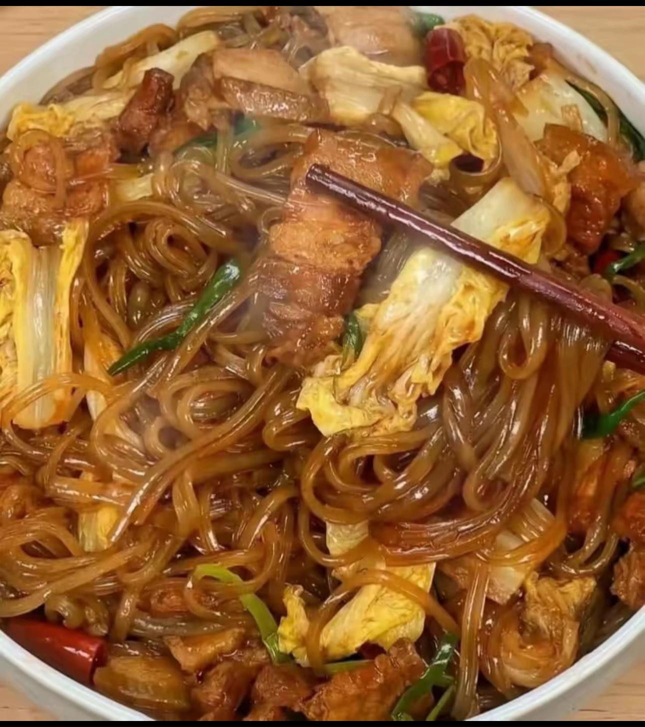 Cách làm món Miến xào thịt ba chỉ và rau cải bắp siêu ngon, đậm đà hương vị