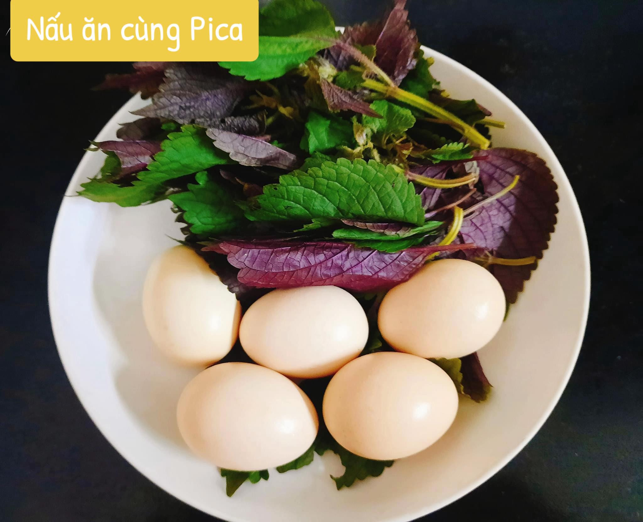 Cách làm món Trứng Tía Tô chiên giòn vàng ươm, nguyên liệu đơn giản gồm trứng gà và lá tía tô tươi