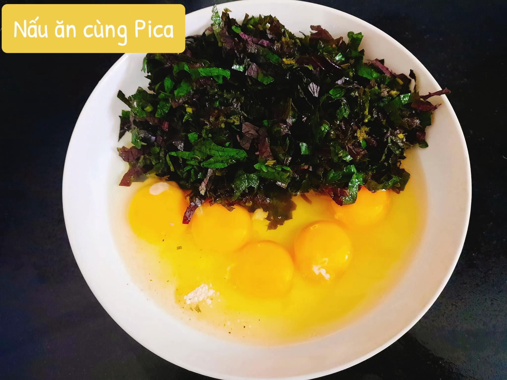 Cách làm món Trứng Tía Tô chiên giòn vàng ươm, nguyên liệu đơn giản gồm trứng gà và lá tía tô tươi