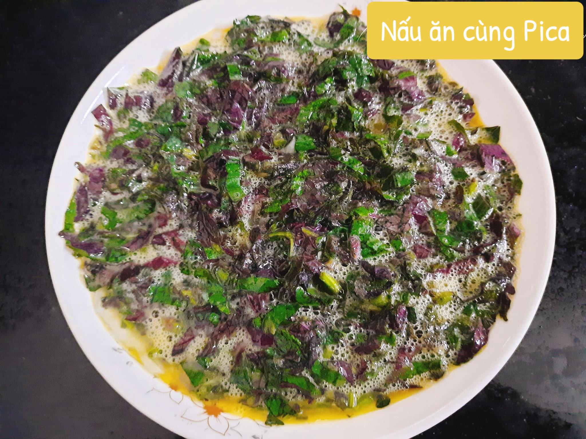 Cách làm món Trứng Tía Tô chiên giòn vàng ươm, nguyên liệu đơn giản gồm trứng gà và lá tía tô tươi