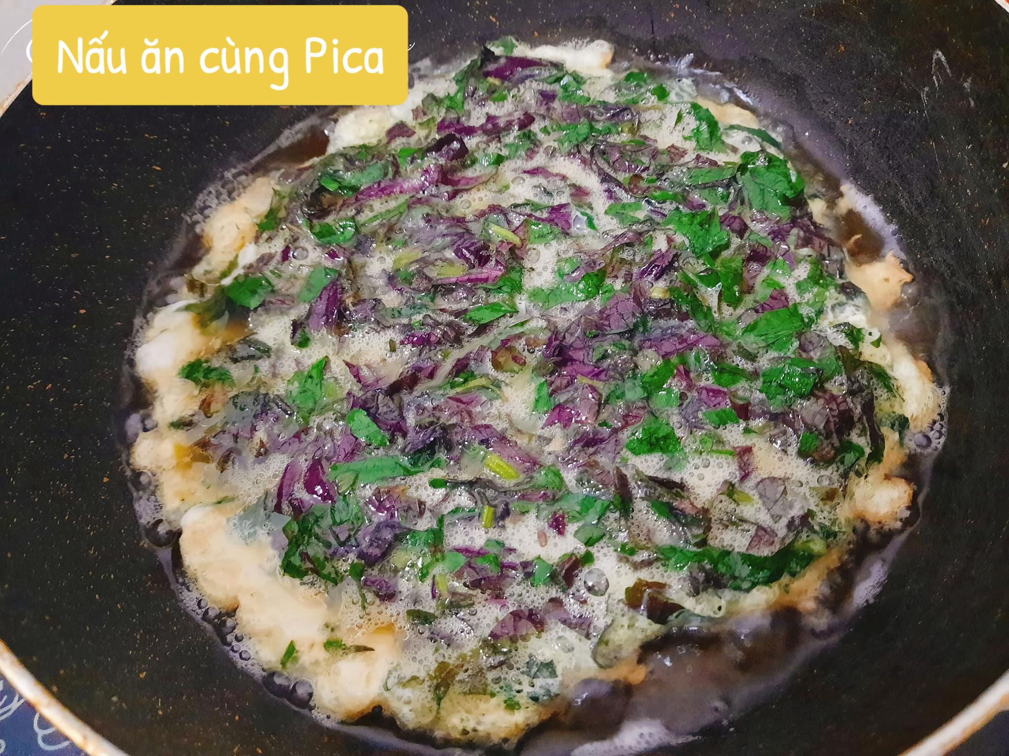 Cách làm món Trứng Tía Tô chiên giòn vàng ươm, nguyên liệu đơn giản gồm trứng gà và lá tía tô tươi