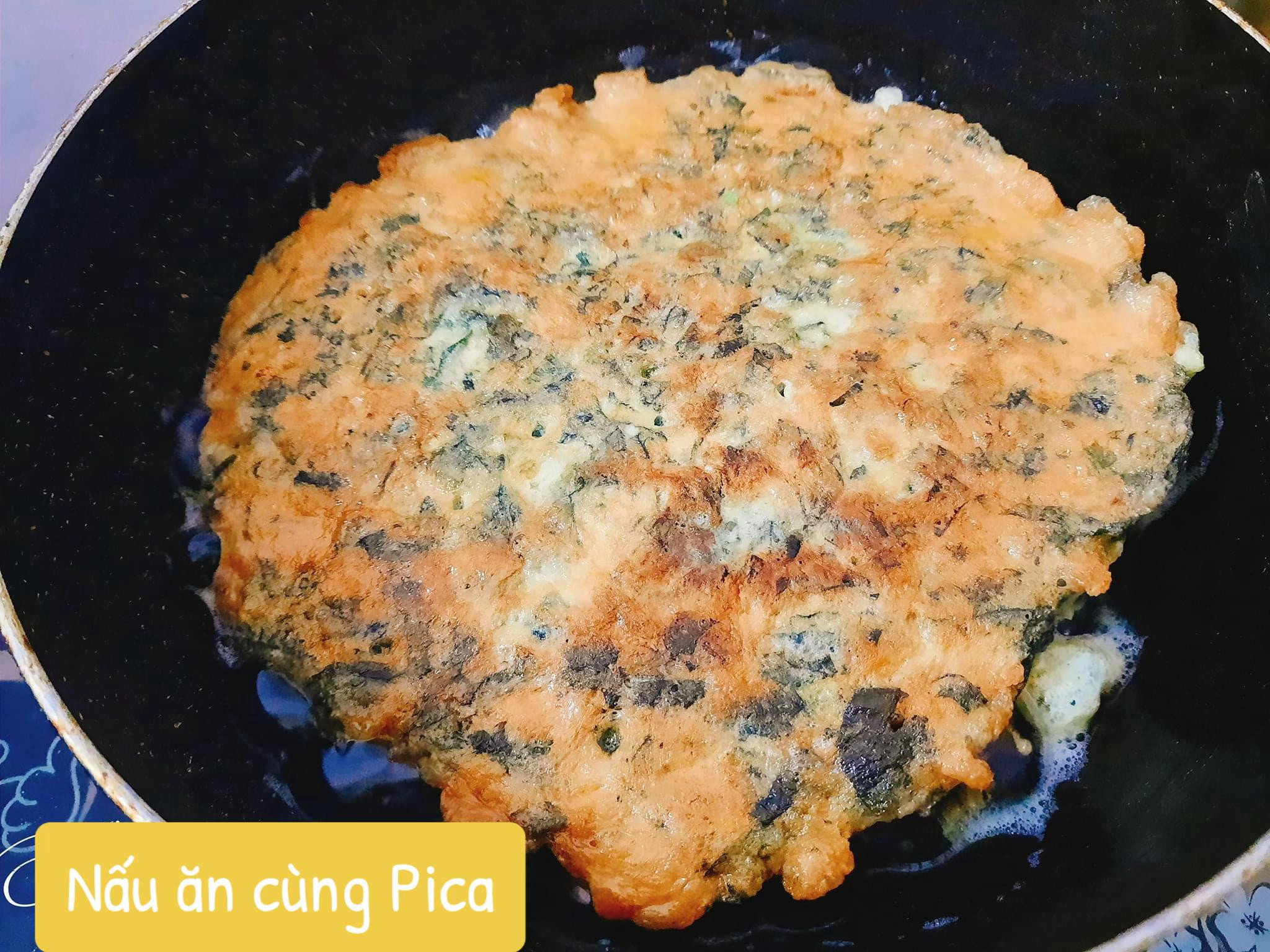 Cách làm món Trứng Tía Tô chiên giòn vàng ươm, nguyên liệu đơn giản gồm trứng gà và lá tía tô tươi