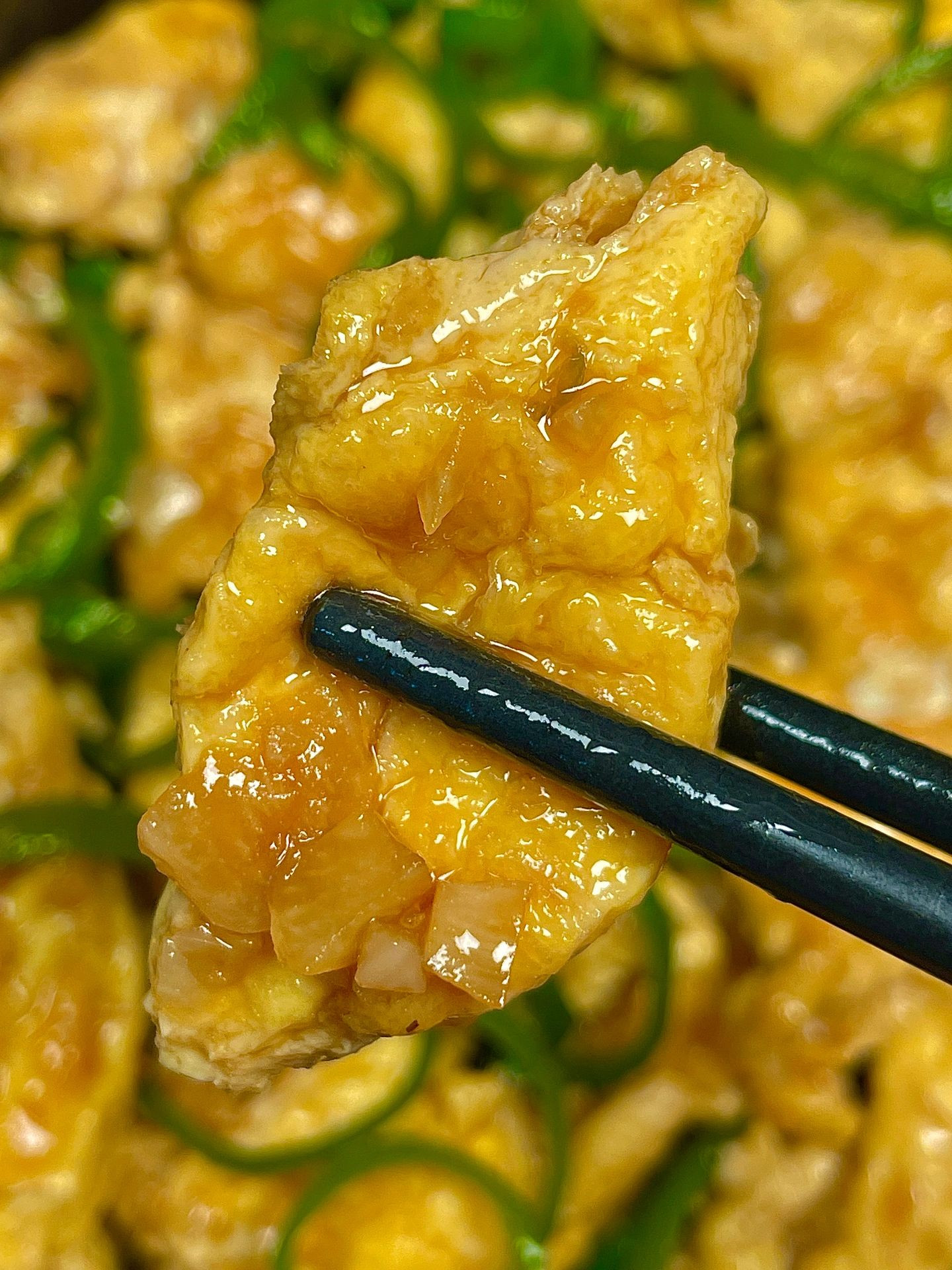 Cách làm món trứng xào ớt chuông thái sợi, phi thơm tỏi băm và nêm nếm nước tương, dầu hào