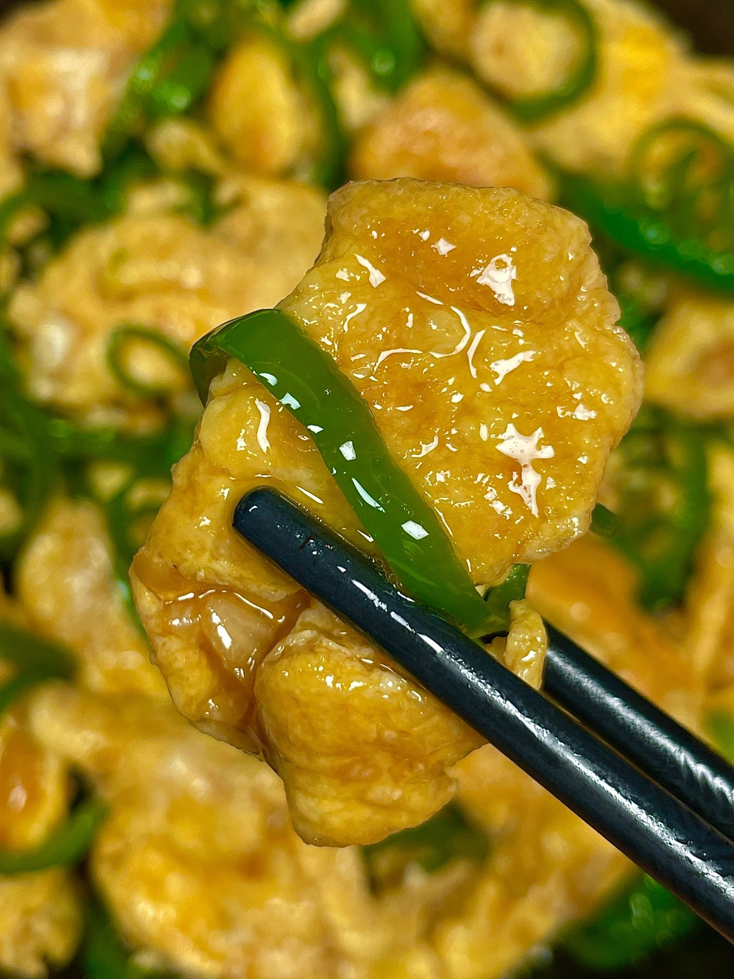 Cách làm món trứng xào ớt chuông thái sợi, phi thơm tỏi băm và nêm nếm nước tương, dầu hào