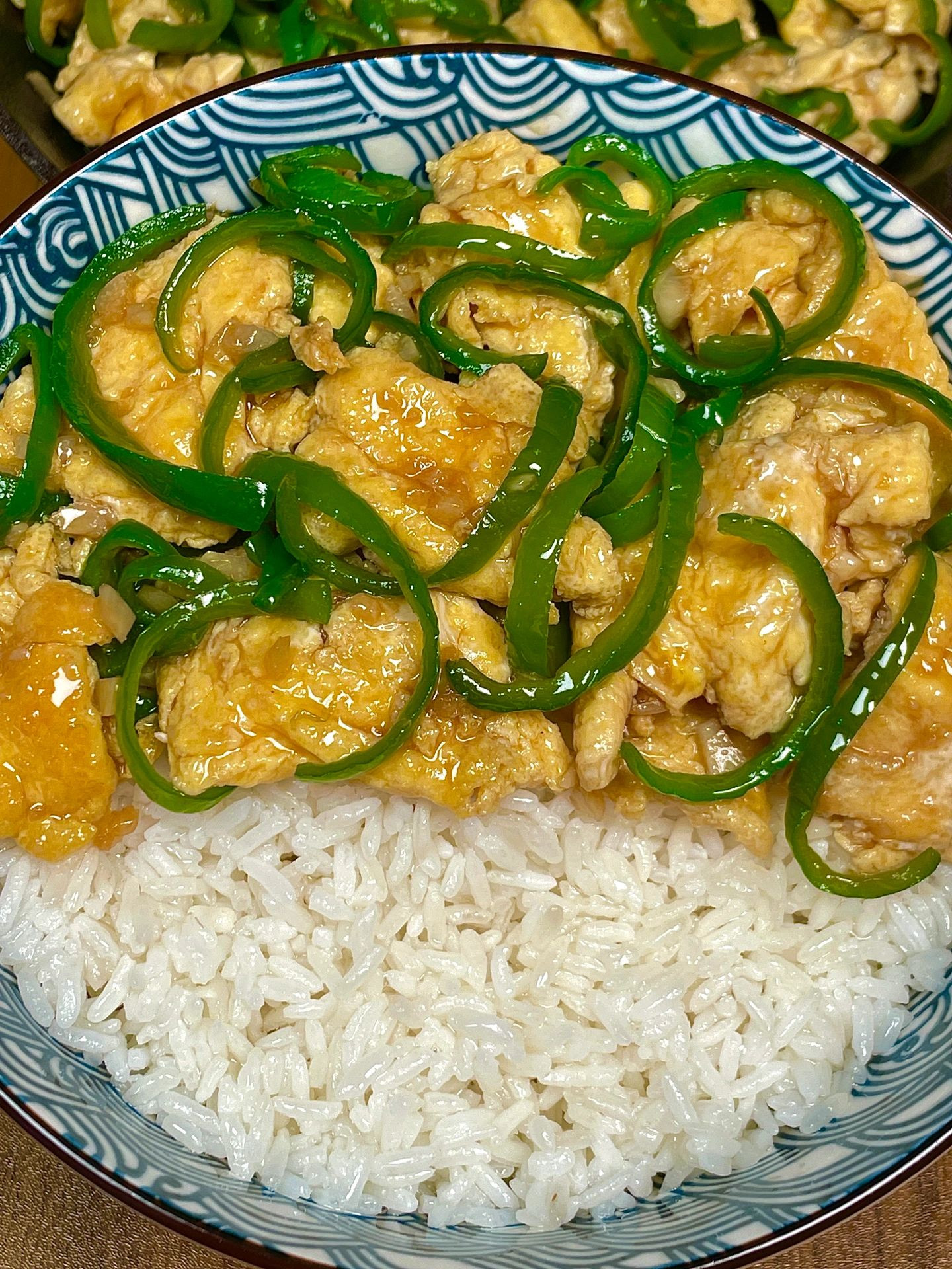 Cách làm món trứng xào ớt chuông thái sợi, phi thơm tỏi băm và nêm nếm nước tương, dầu hào