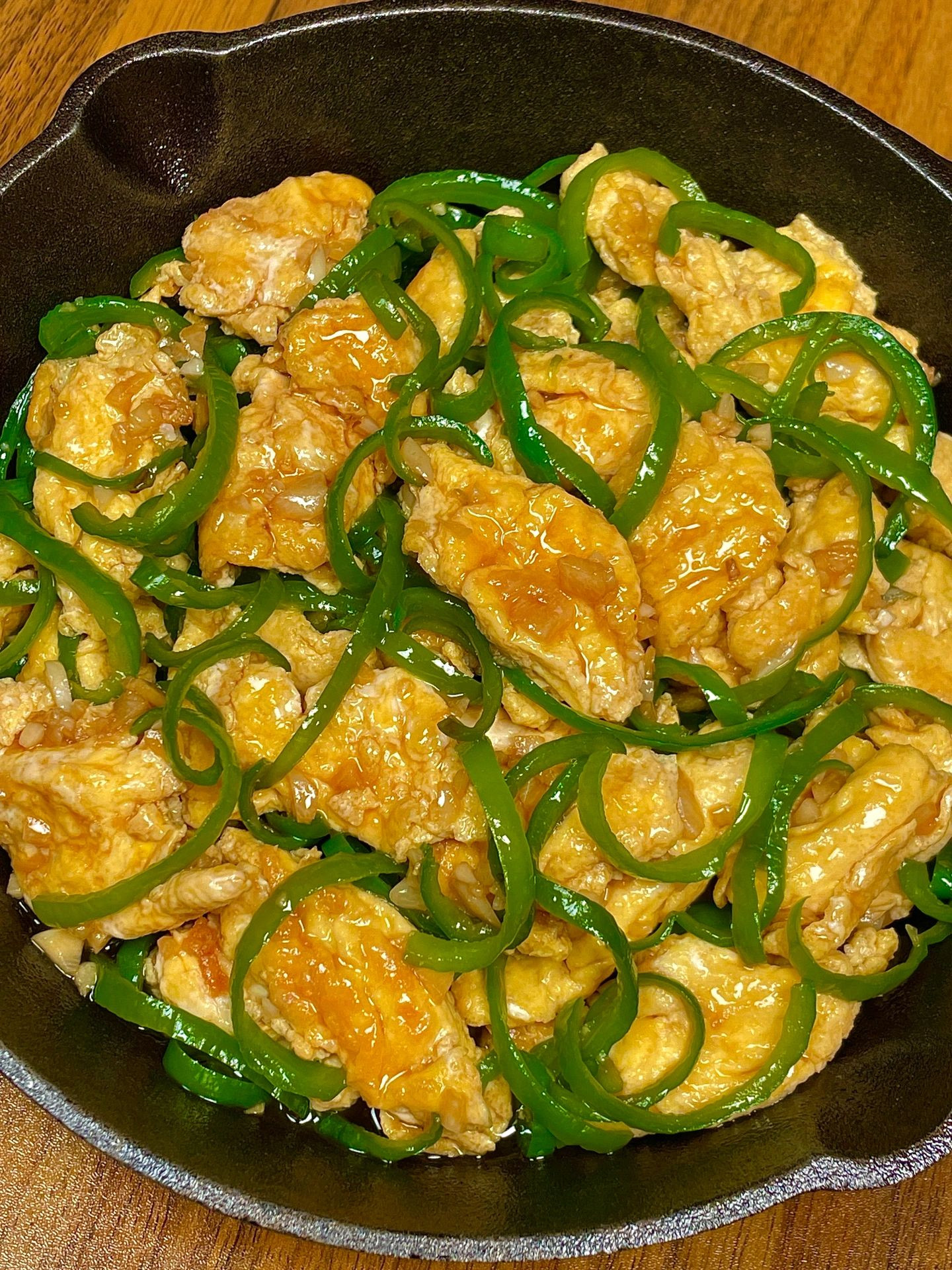 Cách làm món trứng xào ớt chuông thái sợi, phi thơm tỏi băm và nêm nếm nước tương, dầu hào