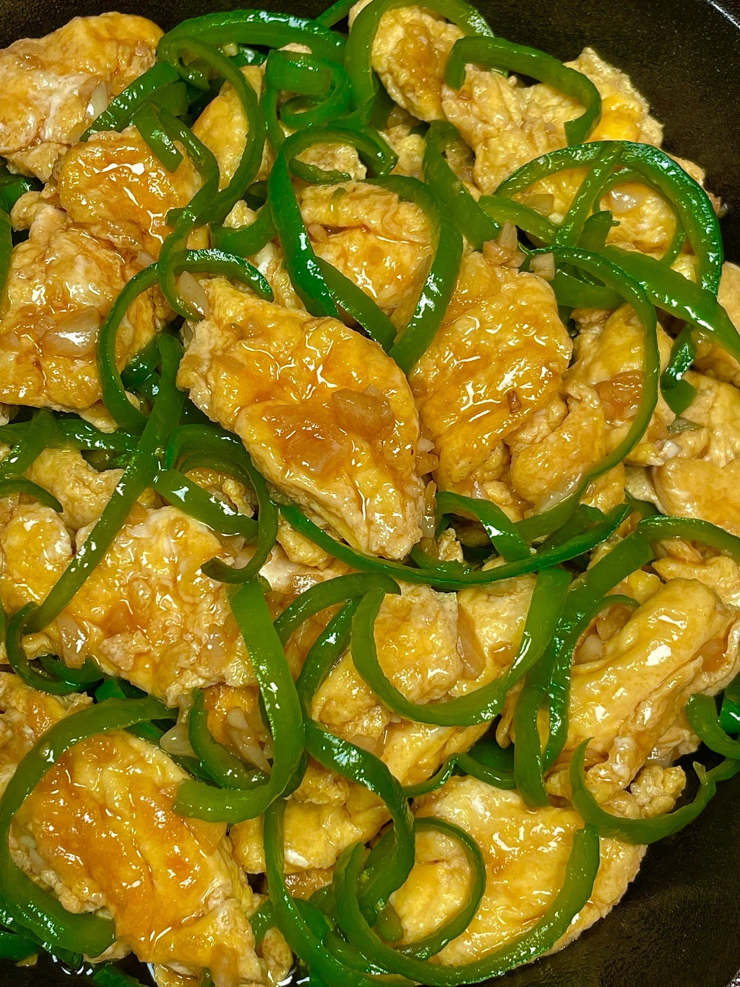 Cách làm món trứng xào ớt chuông thái sợi, phi thơm tỏi băm và nêm nếm nước tương, dầu hào