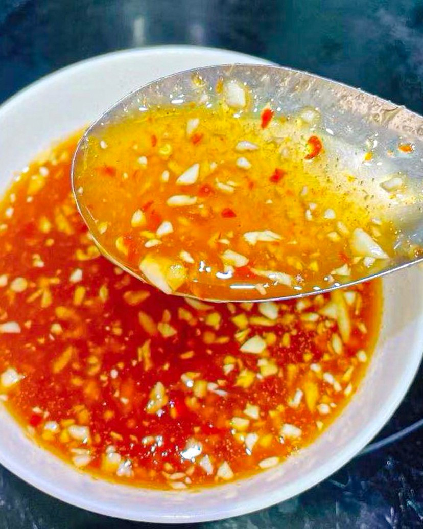 Cách làm nước sốt trộn nộm chua ngọt đa năng, vị dứa tỏi ớt thơm ngon