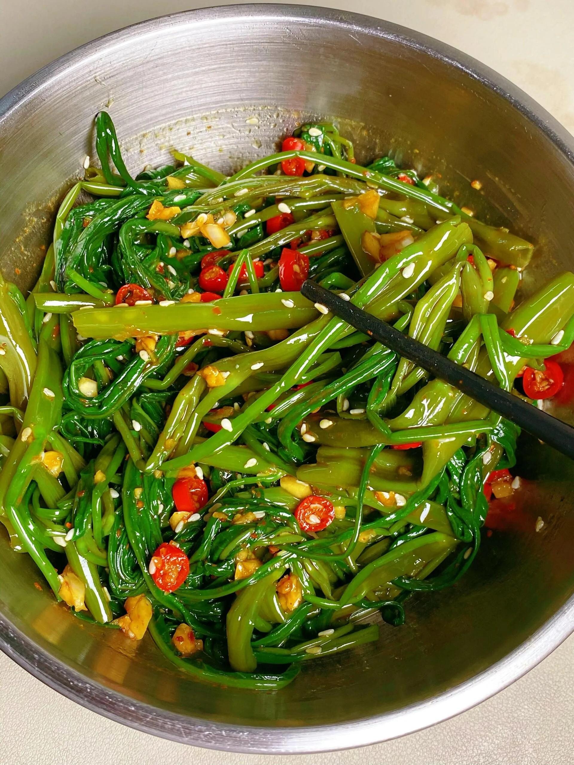 Cách làm rau muống trộn tỏi ớt, sốt dầu hào, mè rang giòn tan