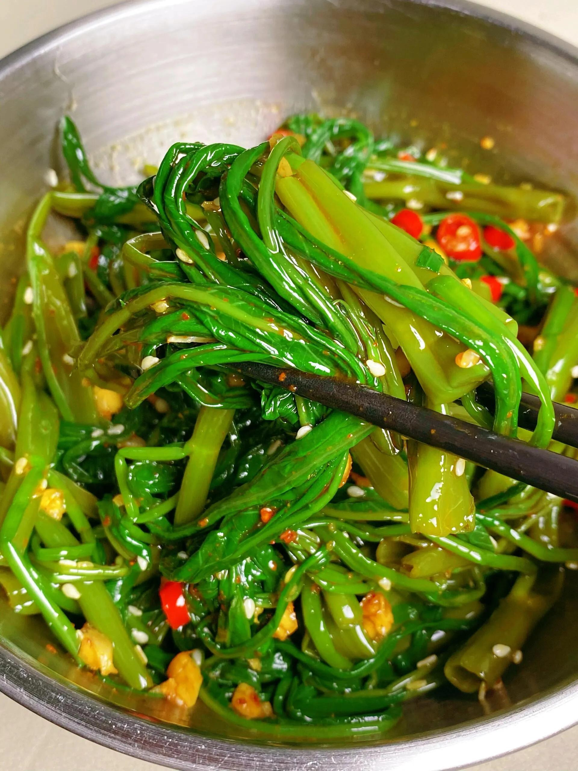 Cách làm rau muống trộn tỏi ớt, sốt dầu hào, mè rang giòn tan