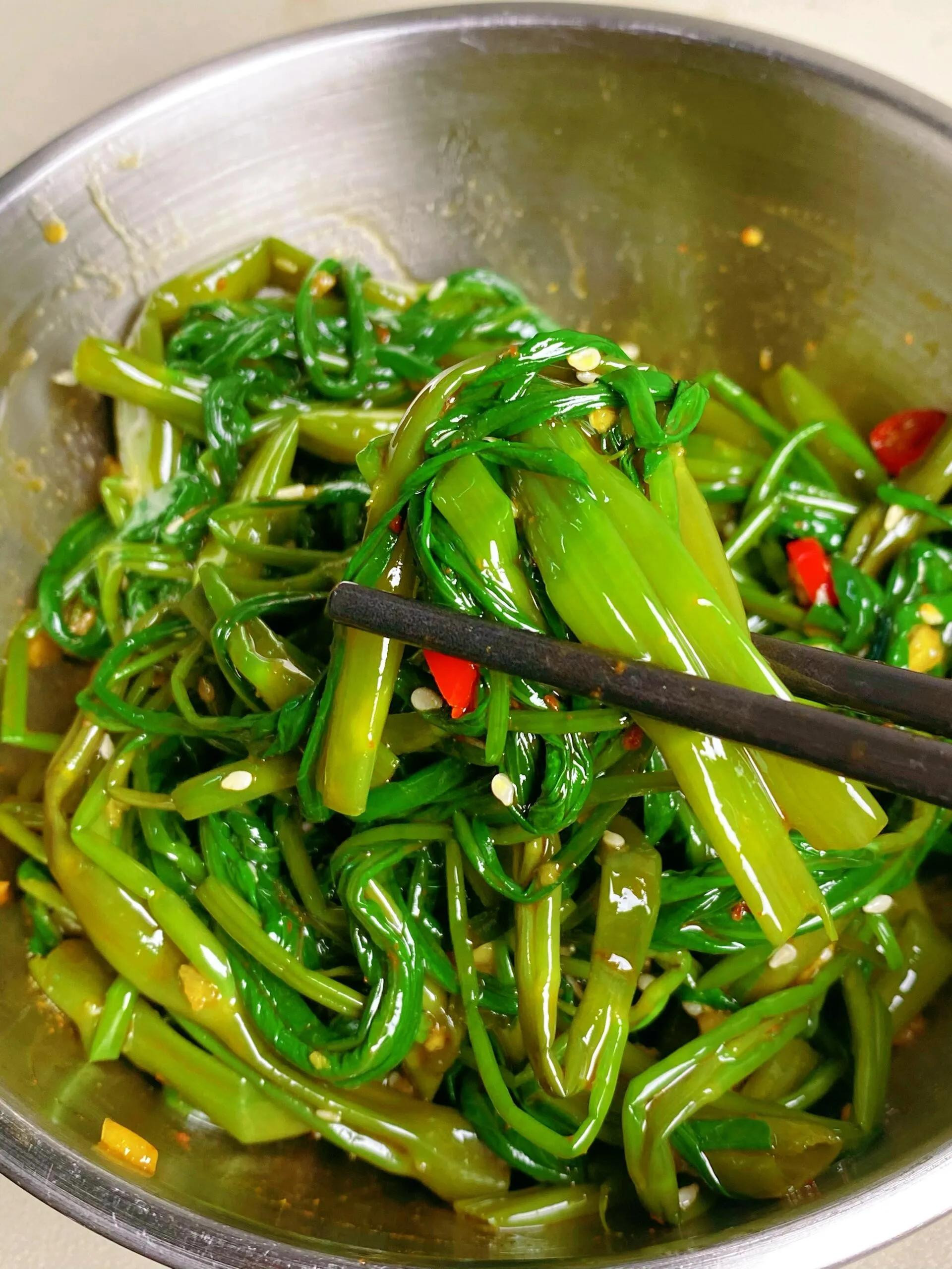 Cách làm rau muống trộn tỏi ớt, sốt dầu hào, mè rang giòn tan