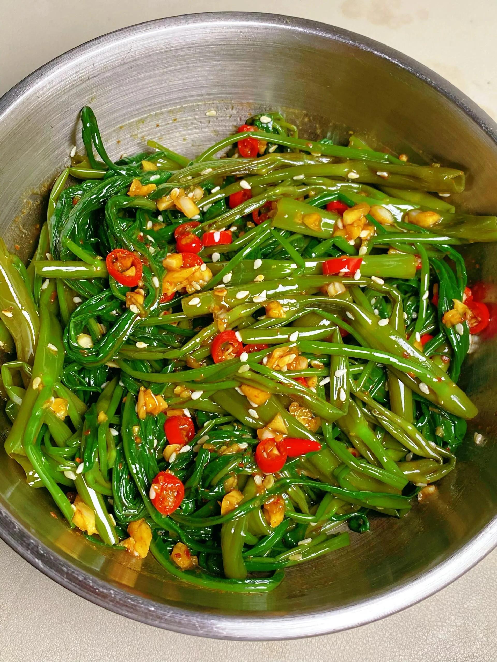 Cách làm rau muống trộn tỏi ớt, sốt dầu hào, mè rang giòn tan