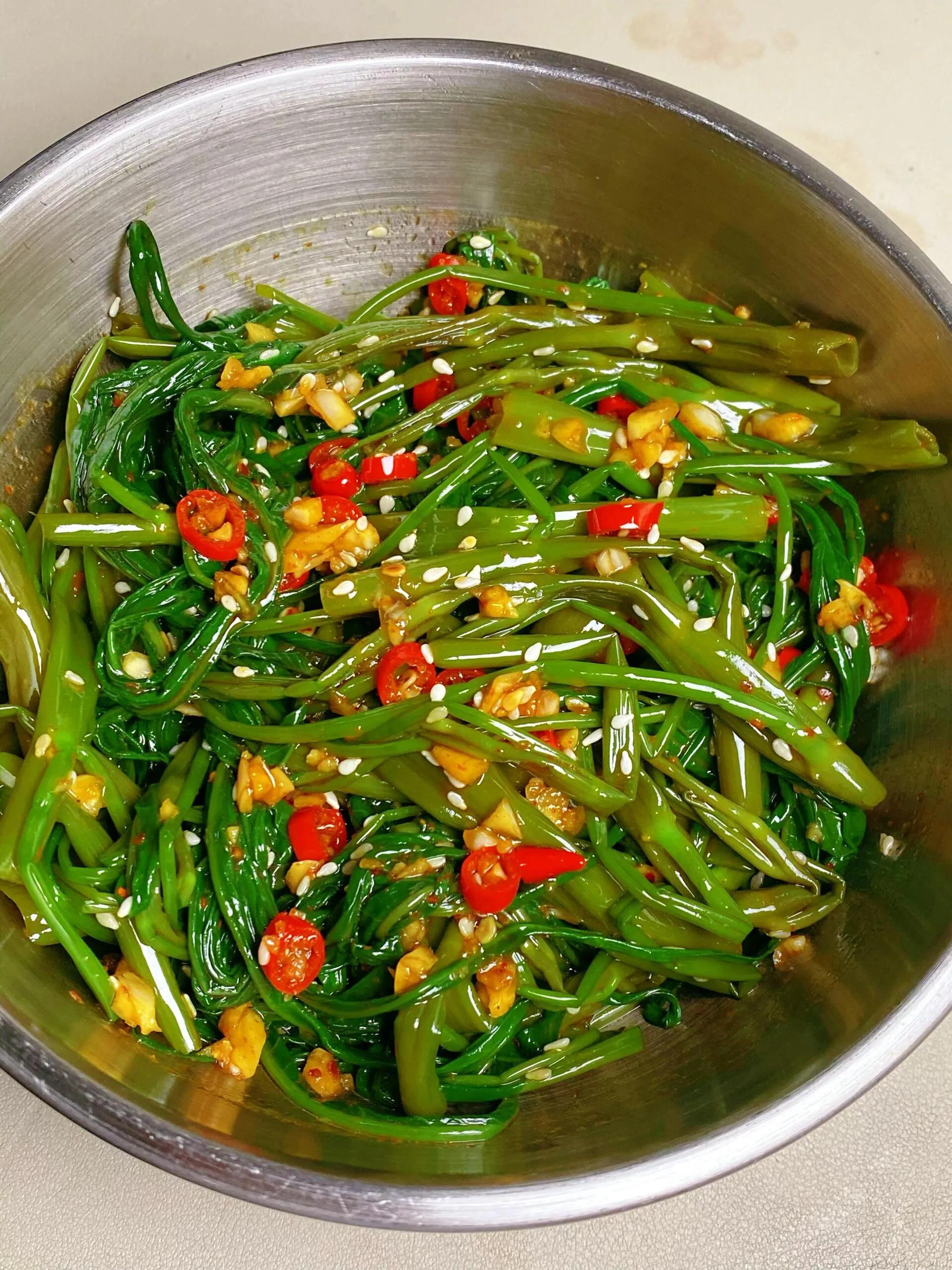 Cách làm rau muống trộn tỏi ớt, sốt dầu hào, mè rang giòn tan