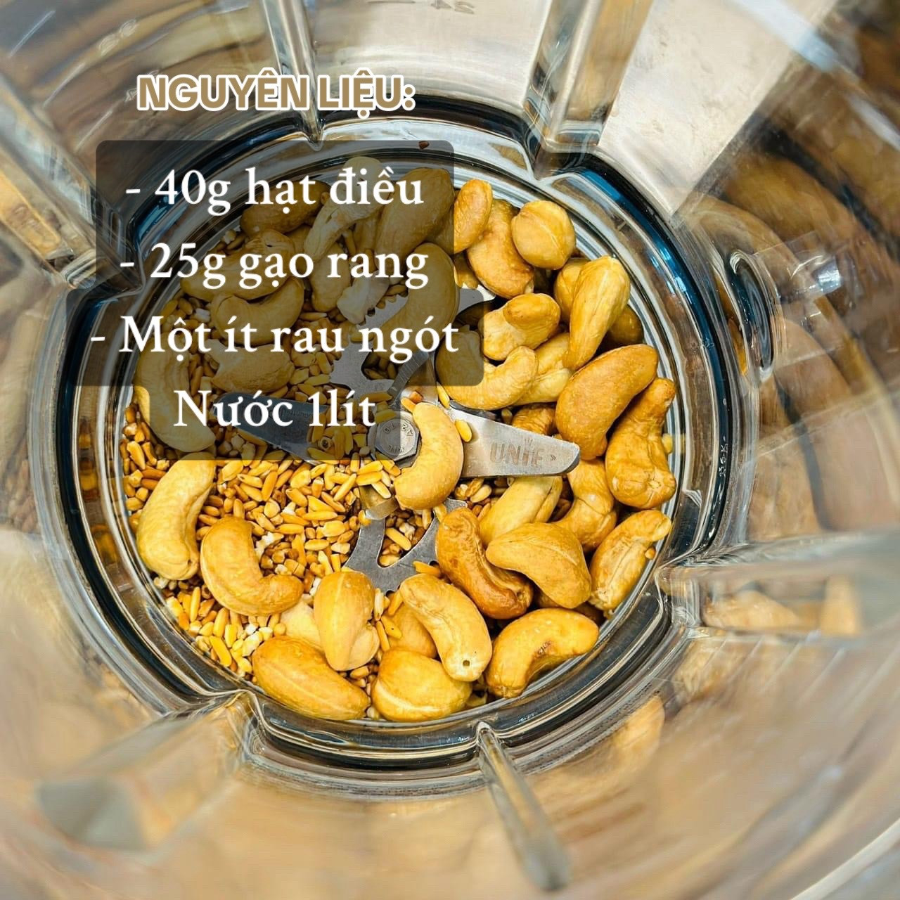 Cách làm sữa gạo rang kết hợp hạt điều và rau ngót