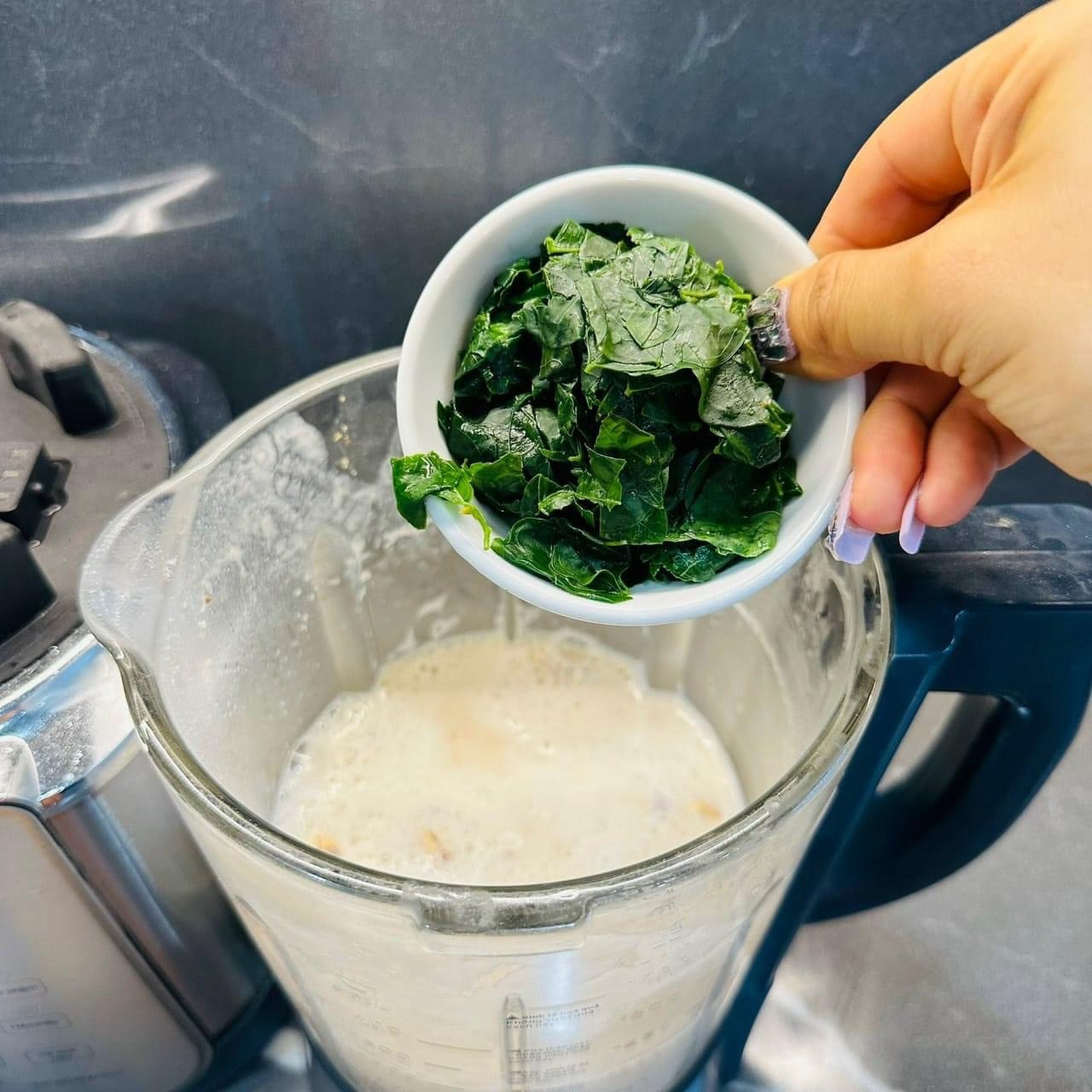 Cách làm sữa gạo rang kết hợp hạt điều và rau ngót