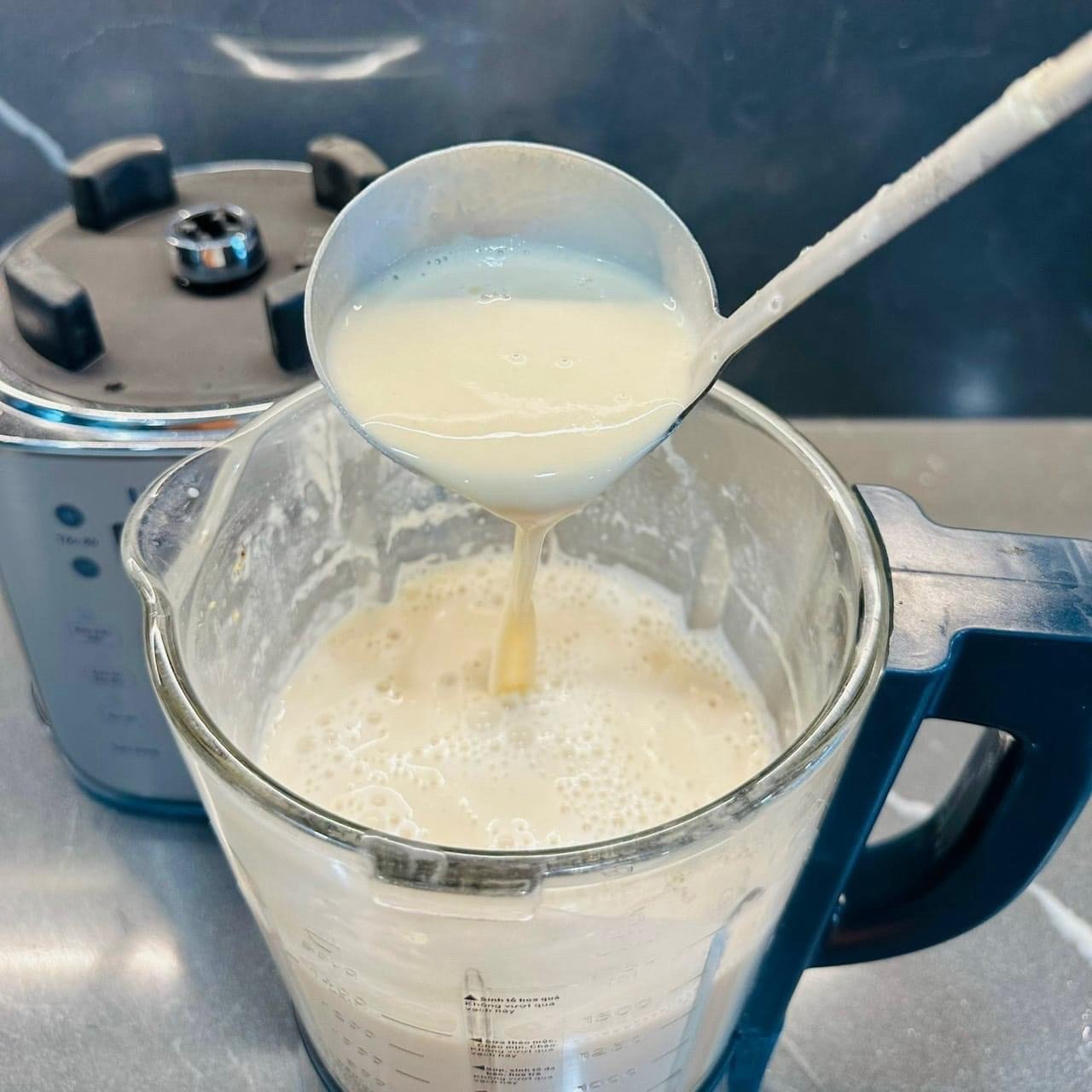 Cách làm sữa gạo rang kết hợp hạt điều và rau ngót