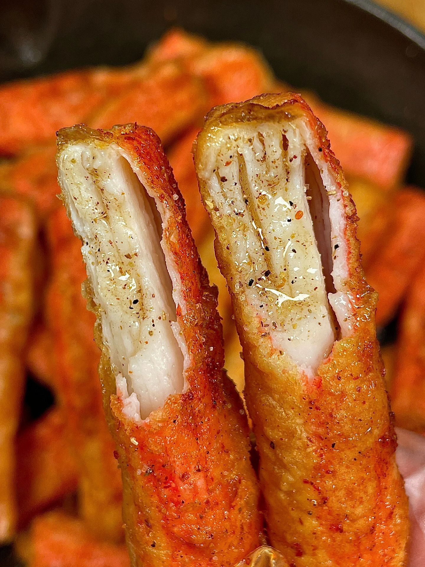 Cách làm thanh cua chiên giòn, vàng ruộm với trứng và bột mì