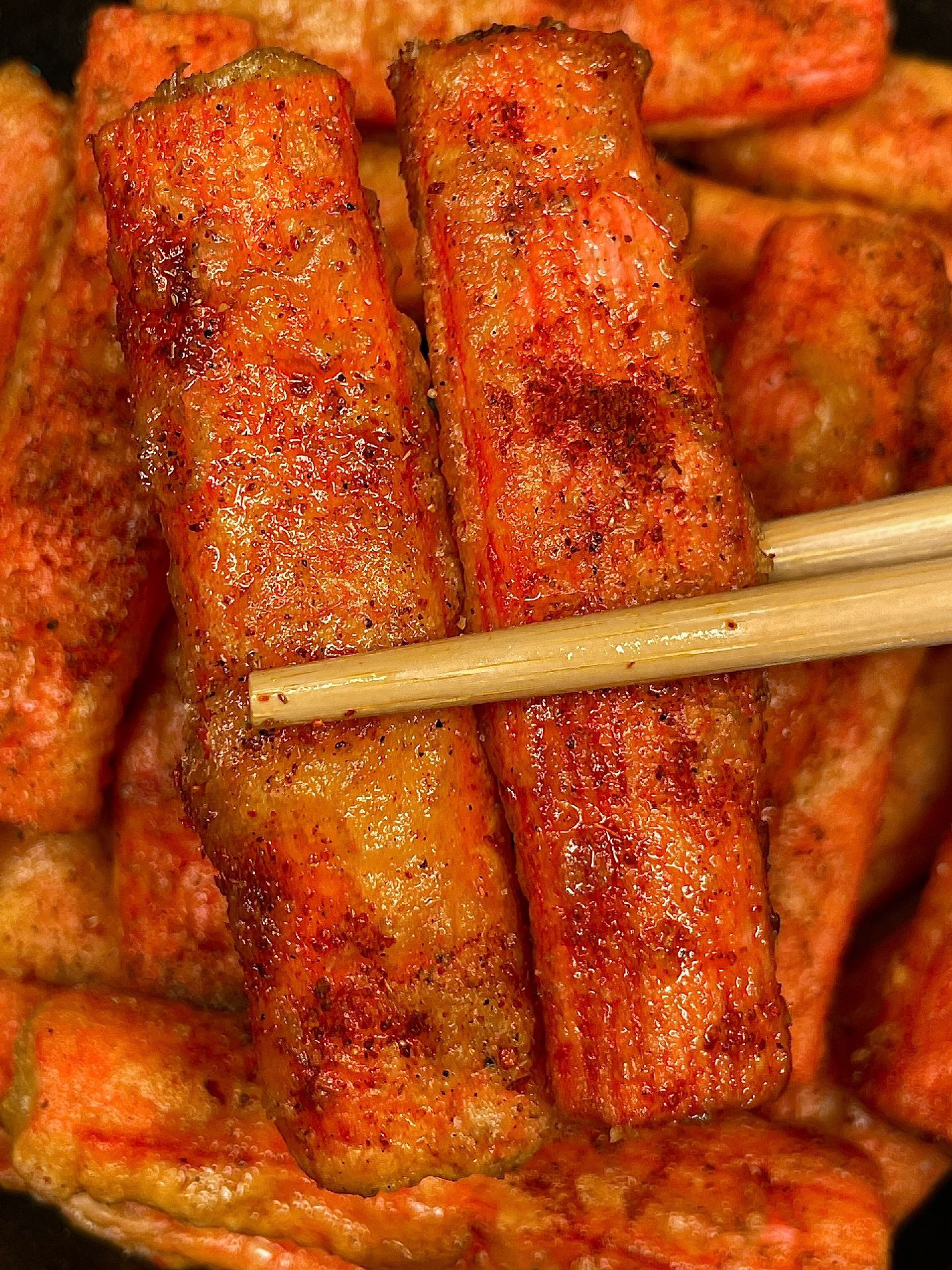 Cách làm thanh cua chiên giòn, vàng ruộm với trứng và bột mì