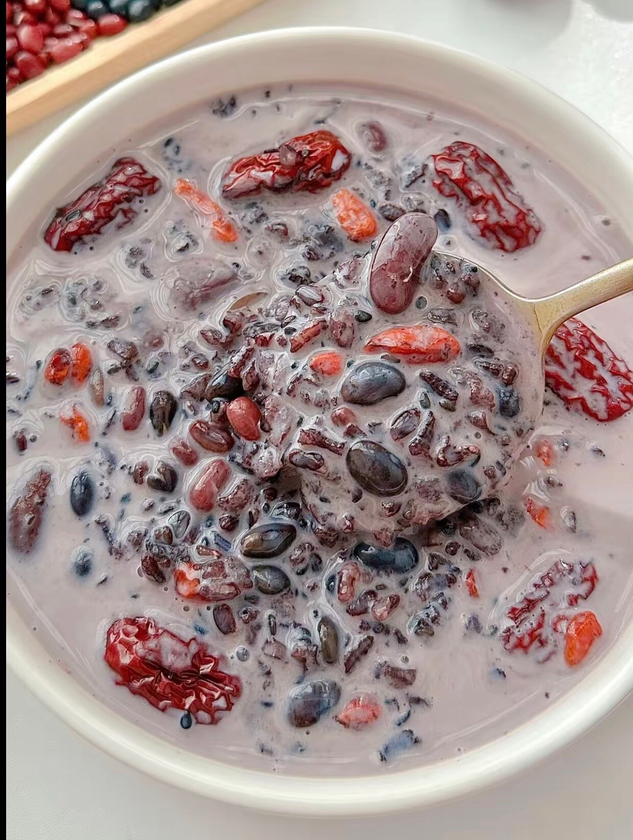 Cách làm thức uống ngũ cốc bổ khí huyết, dưỡng âm và đẹp tóc từ đậu đen, gạo đen, táo đỏ