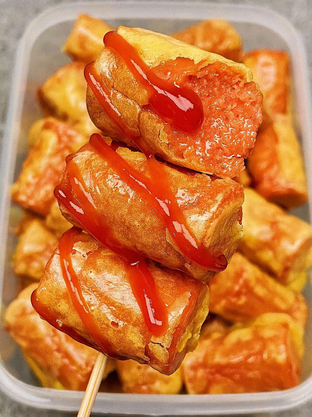 Cách làm xúc xích chiên giòn ngon tuyệt, công thức đơn giản với trứng và bột