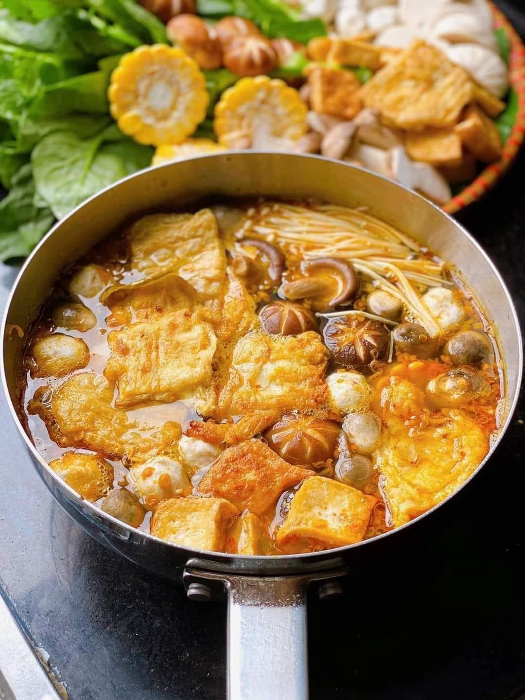 Cách nấu lẩu nấm chay với màu dầu điều, cà chua và các loại rau củ