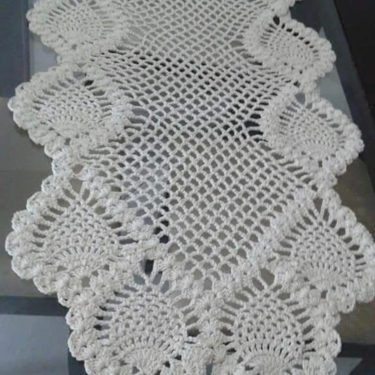Caminos de mesa elegantes en crochet blanco con patrones florales y gráficos detallados