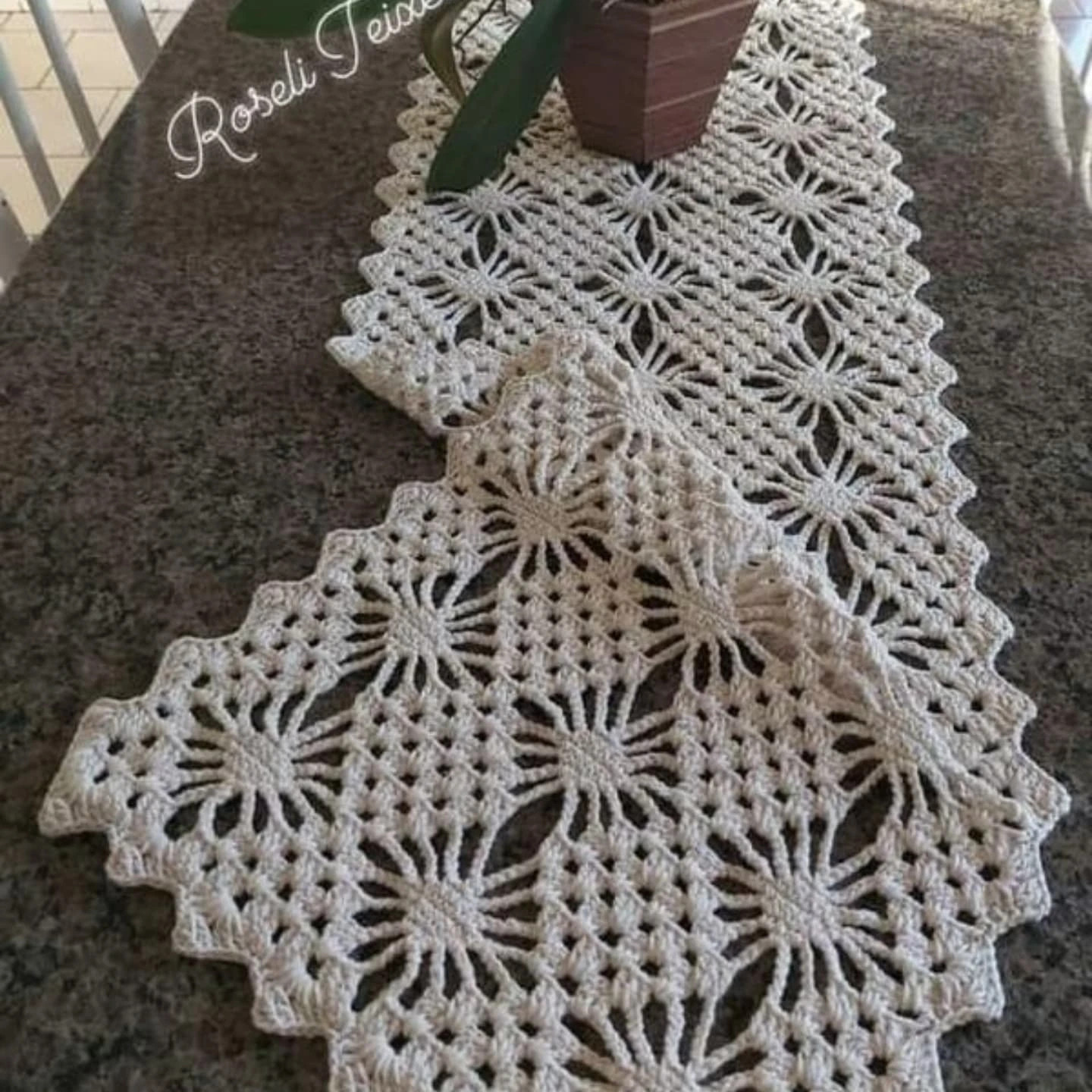 Caminos de mesa elegantes en crochet blanco con patrones florales y gráficos detallados