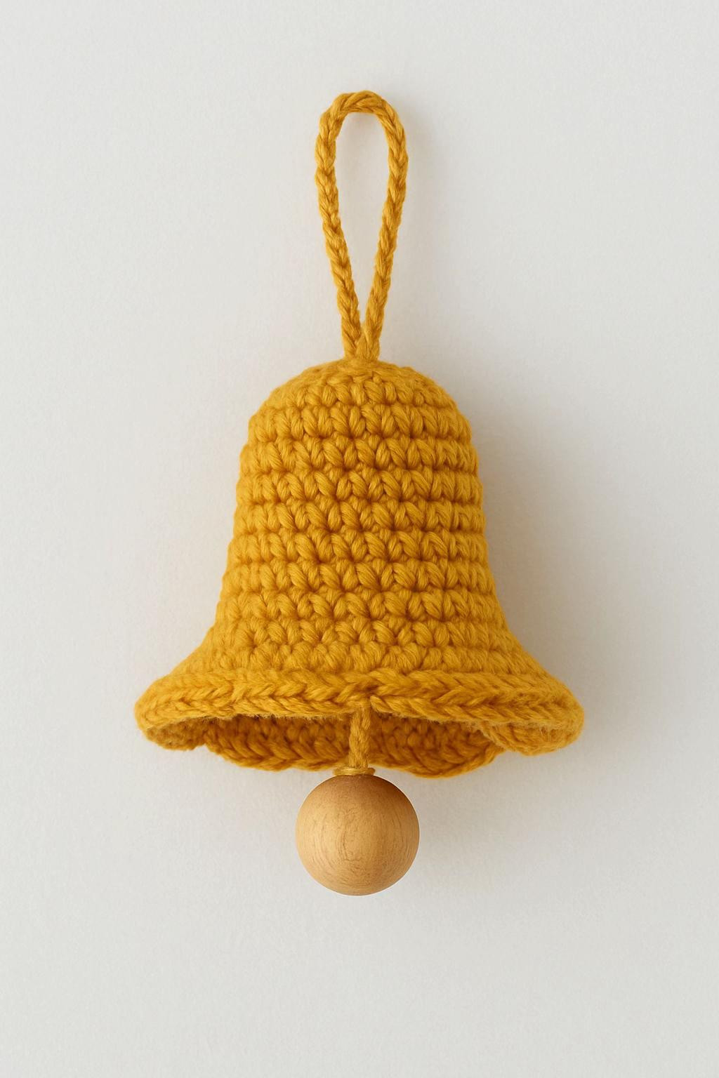 Campana de crochet amarilla con bola de madera