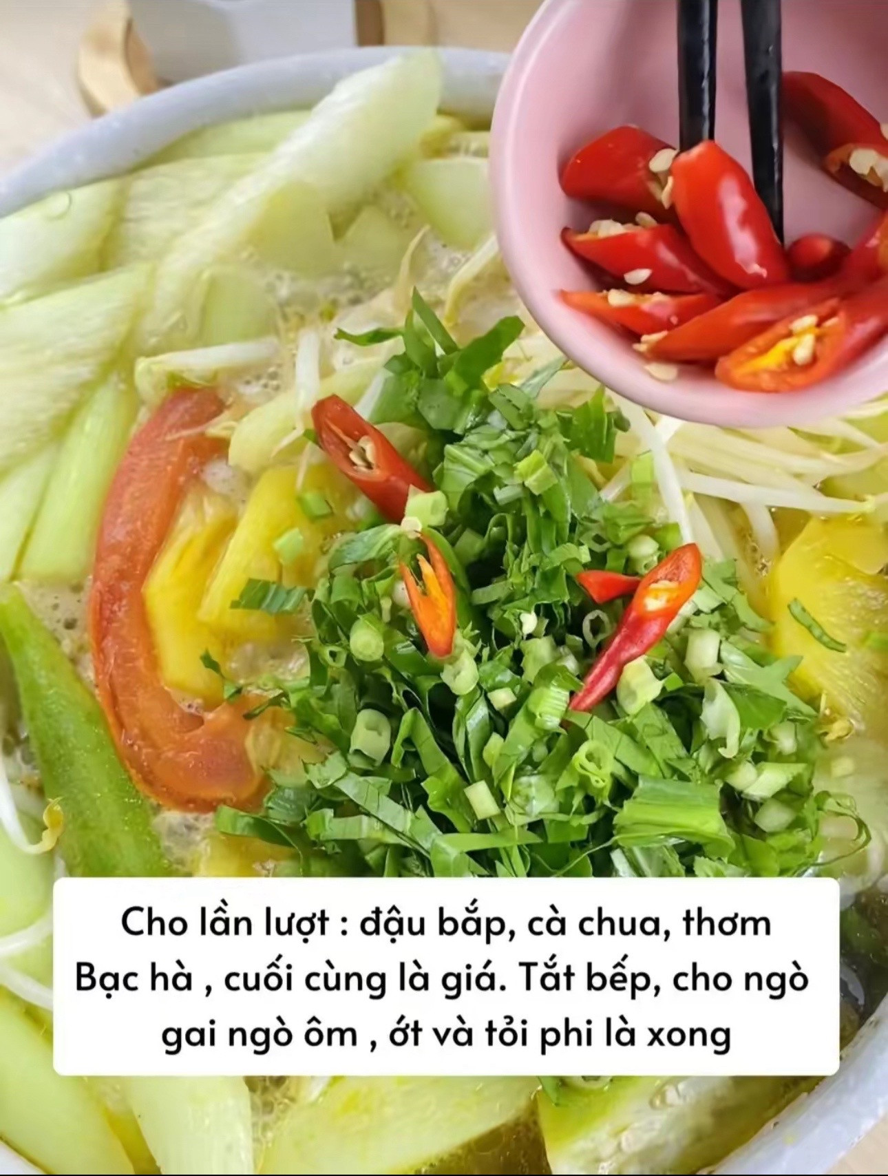 Canh chua cá bông lau nấu với me, dứa và đậu bắp