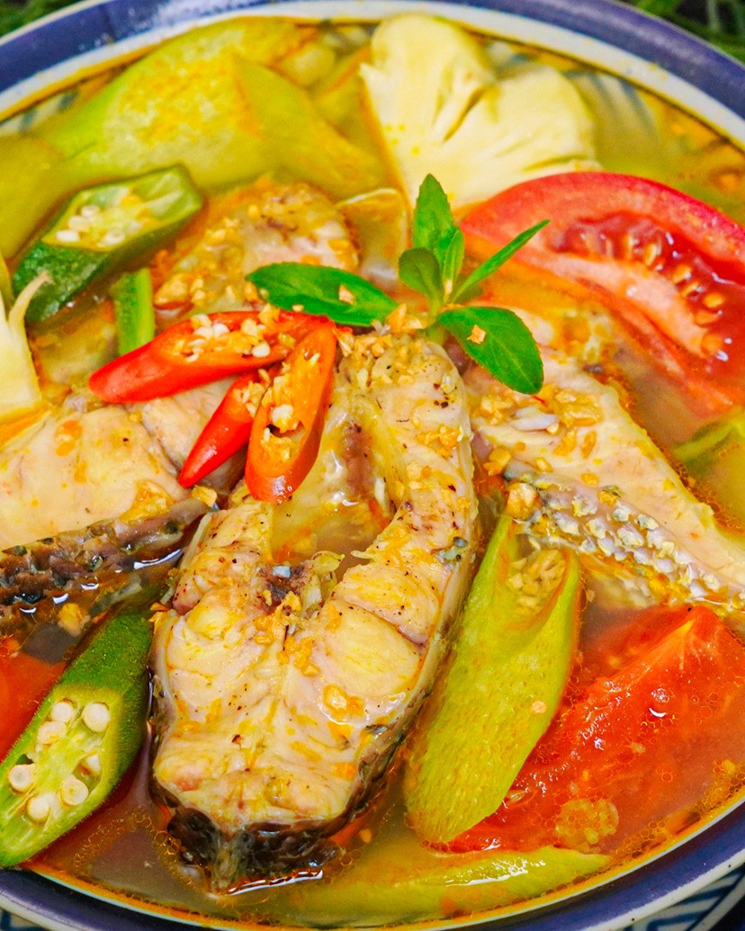 Canh chua cá lóc nấu cơm mẻ nghệ thơm ngon, nước dùng vàng óng