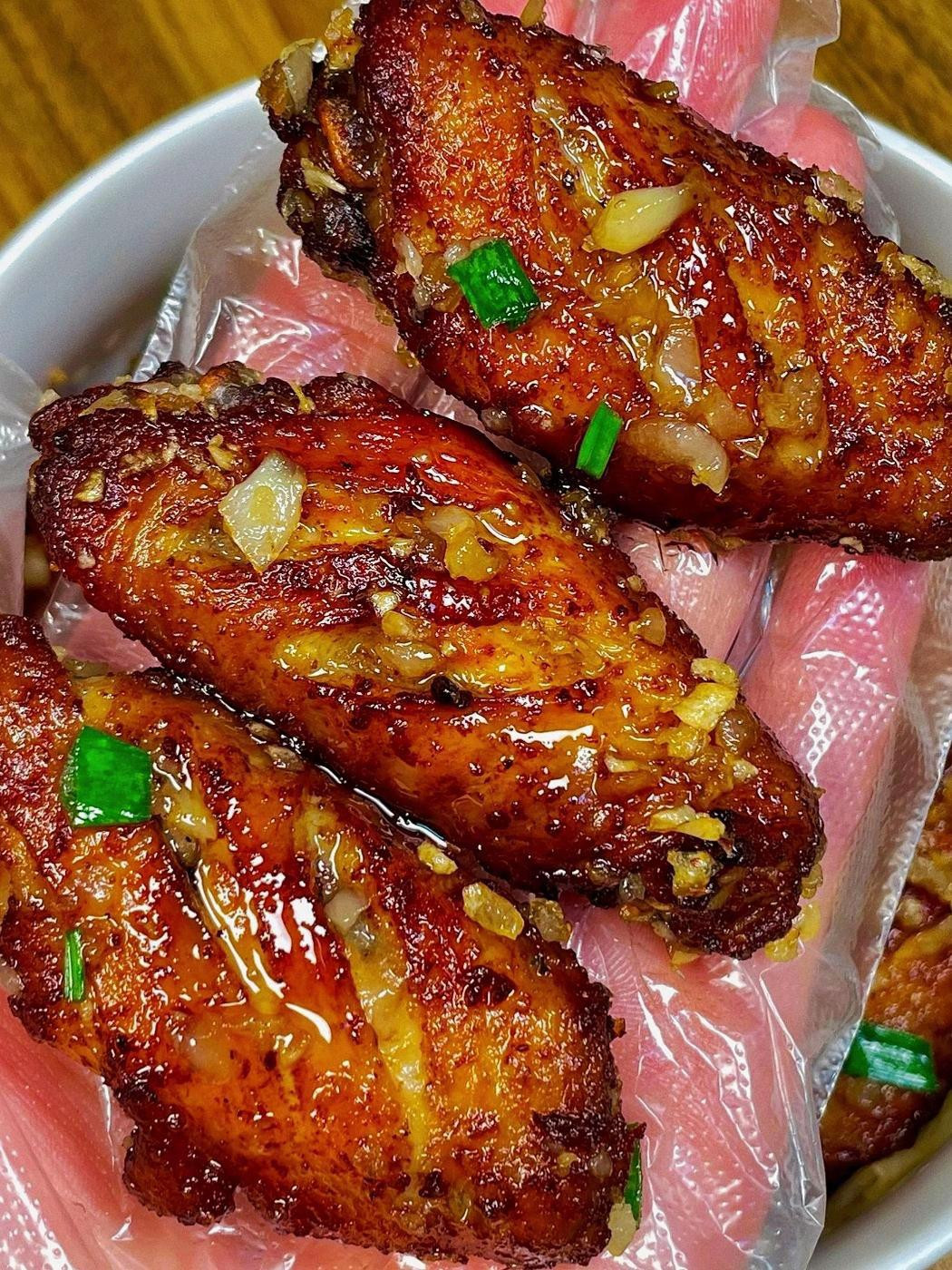 Cánh gà chiên tỏi mật ong giòn tan, công thức chi tiết từng bước từ ướp đến hoàn thành