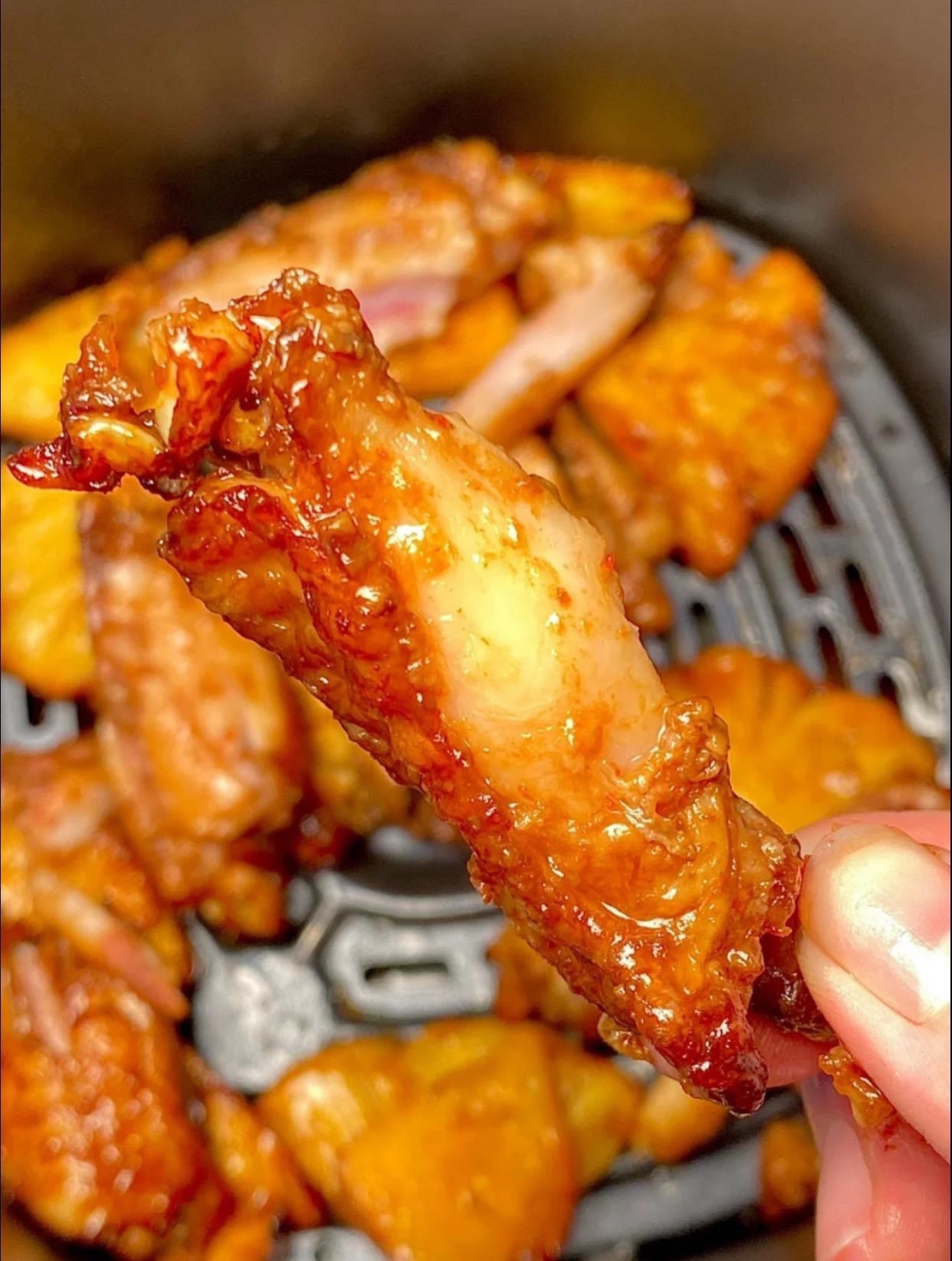 Cánh gà nướng dứa thơm ngon, vàng giòn chuẩn vị trong nồi chiên không dầu